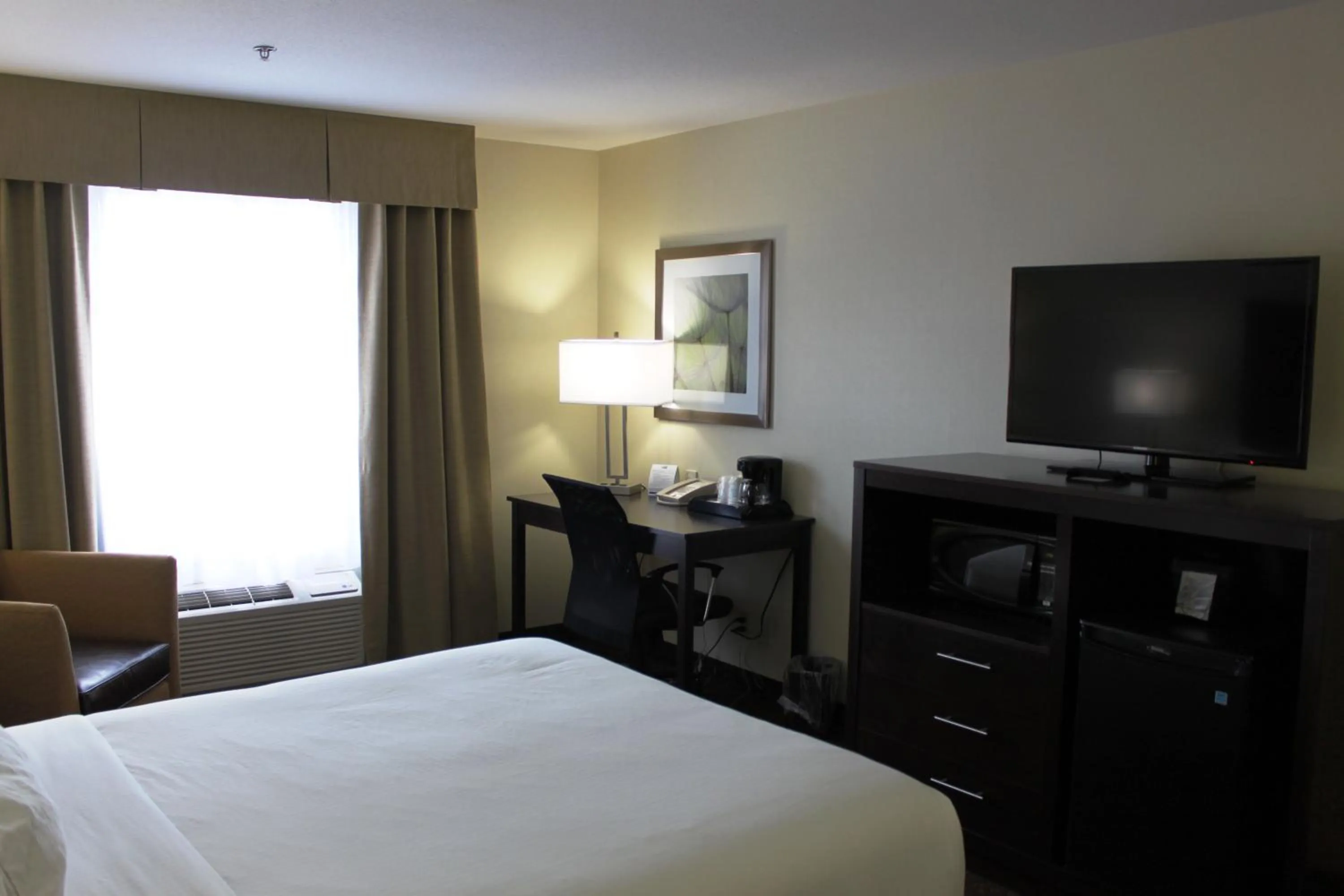 Photo of the whole room, Bed in Holiday Inn Express Yorkton East by IHG