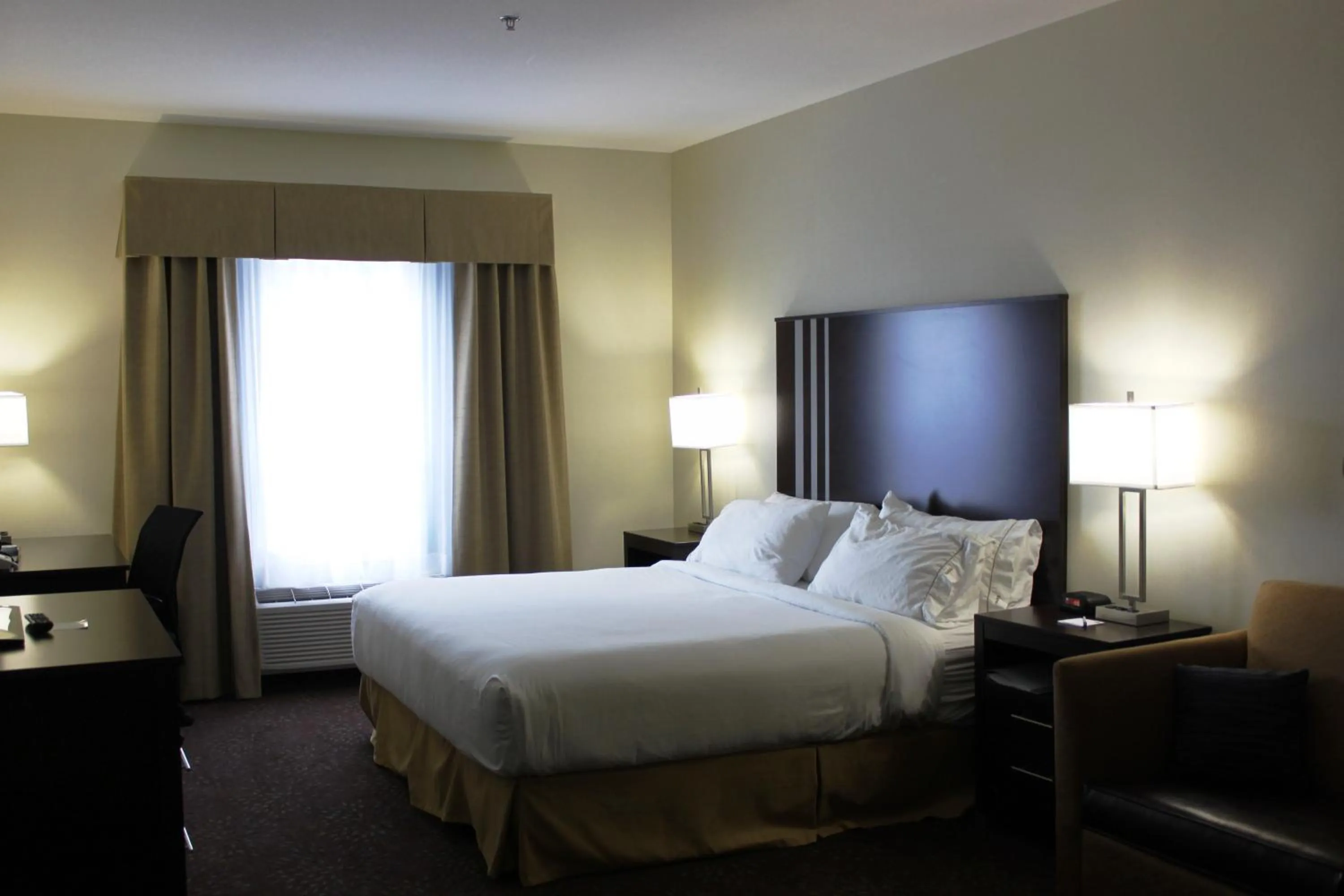 Photo of the whole room, Bed in Holiday Inn Express Yorkton East by IHG