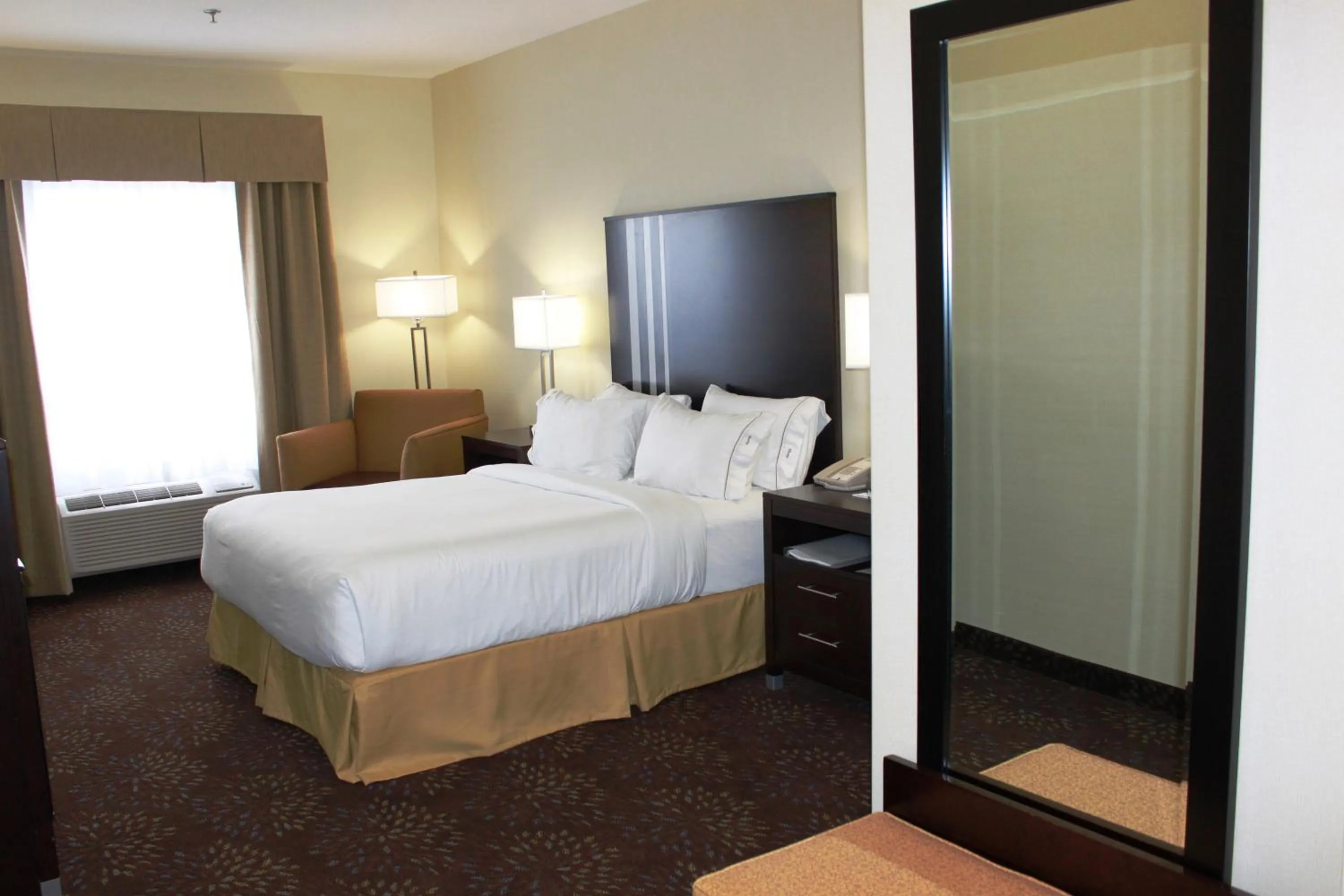 Photo of the whole room, Bed in Holiday Inn Express Yorkton East by IHG
