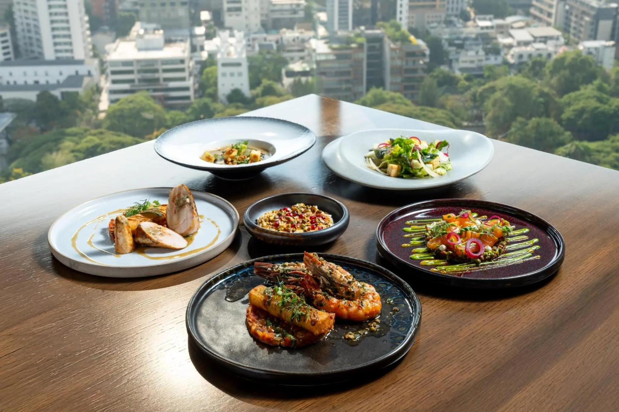 Restaurant/places to eat in Hotel Indigo Bangkok Wireless Road by IHG