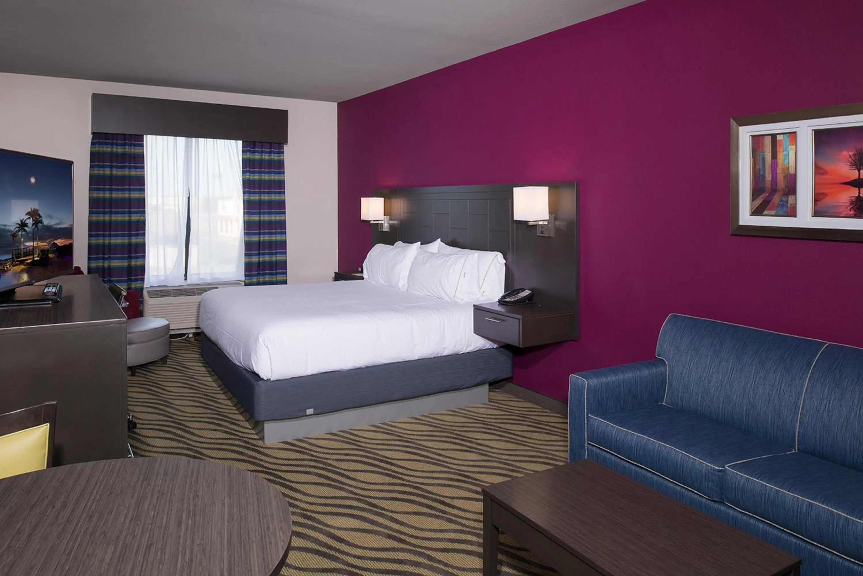 Photo of the whole room, Bed in Holiday Inn Express Hutchison by IHG