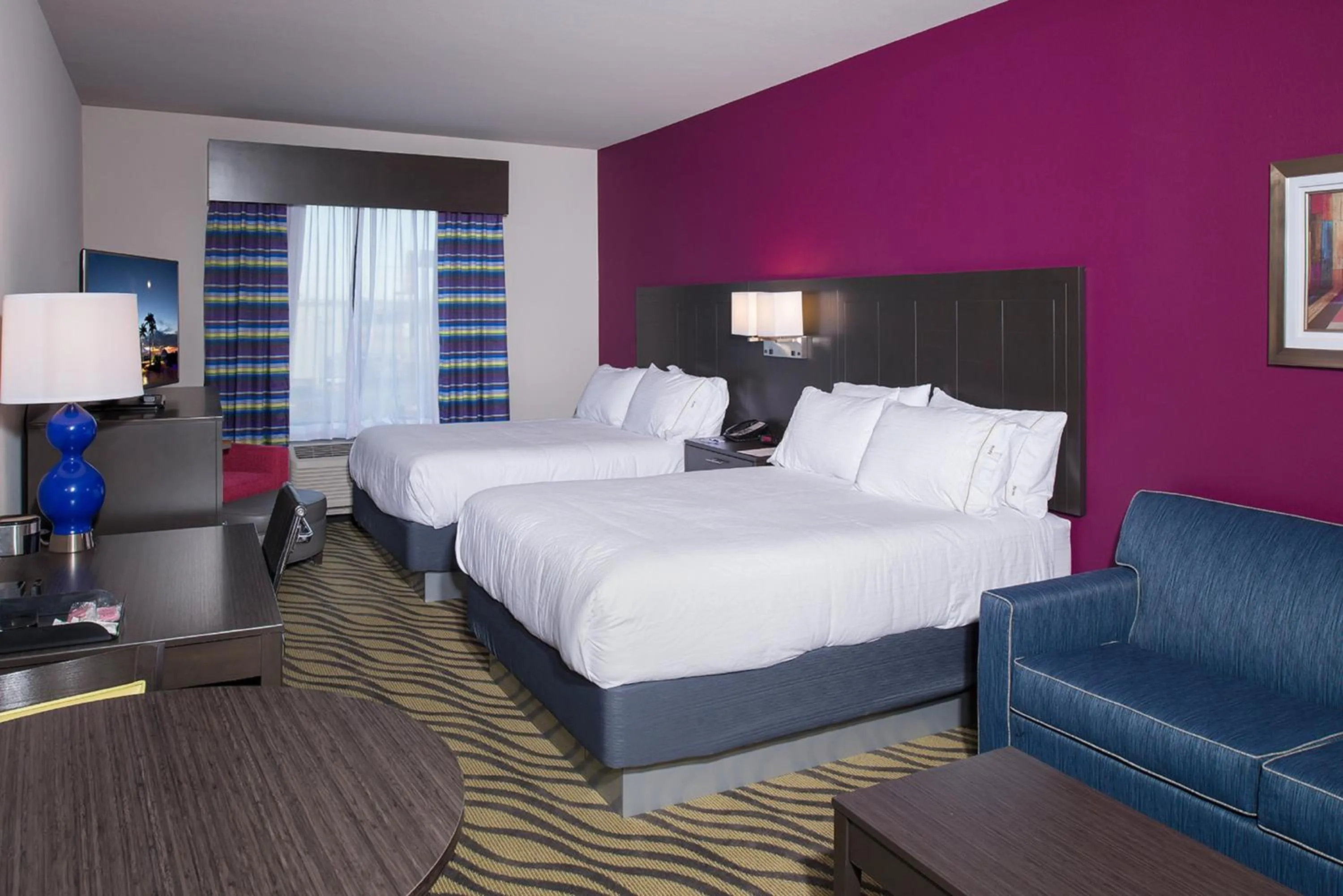 Photo of the whole room, Bed in Holiday Inn Express Hutchison by IHG