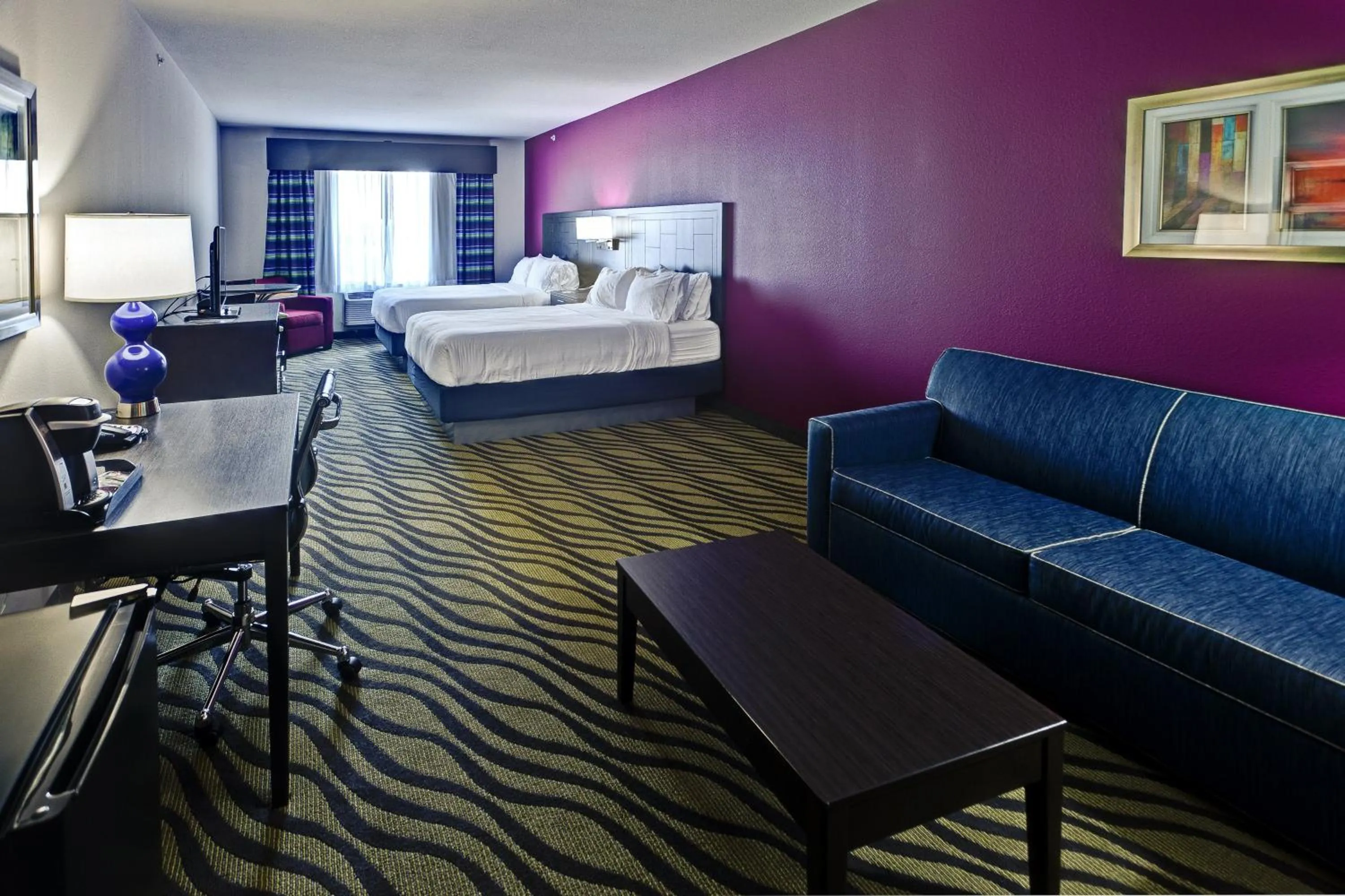 Photo of the whole room, Bed in Holiday Inn Express Hutchison by IHG