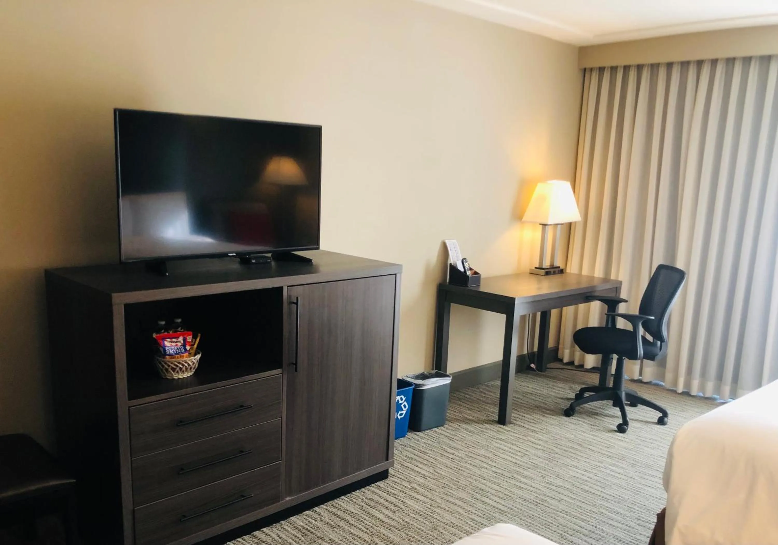 Bedroom, Bed in GreenTree Inn & Suites Los Angeles - Alhambra - Pasadena