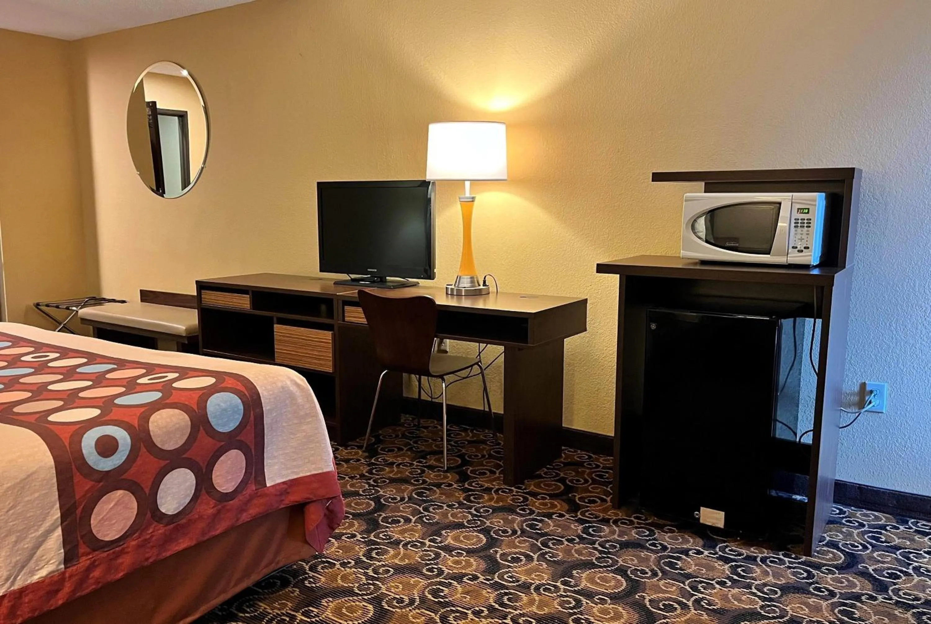 Photo of the whole room, Bed in Super 8 by Wyndham Evansville North