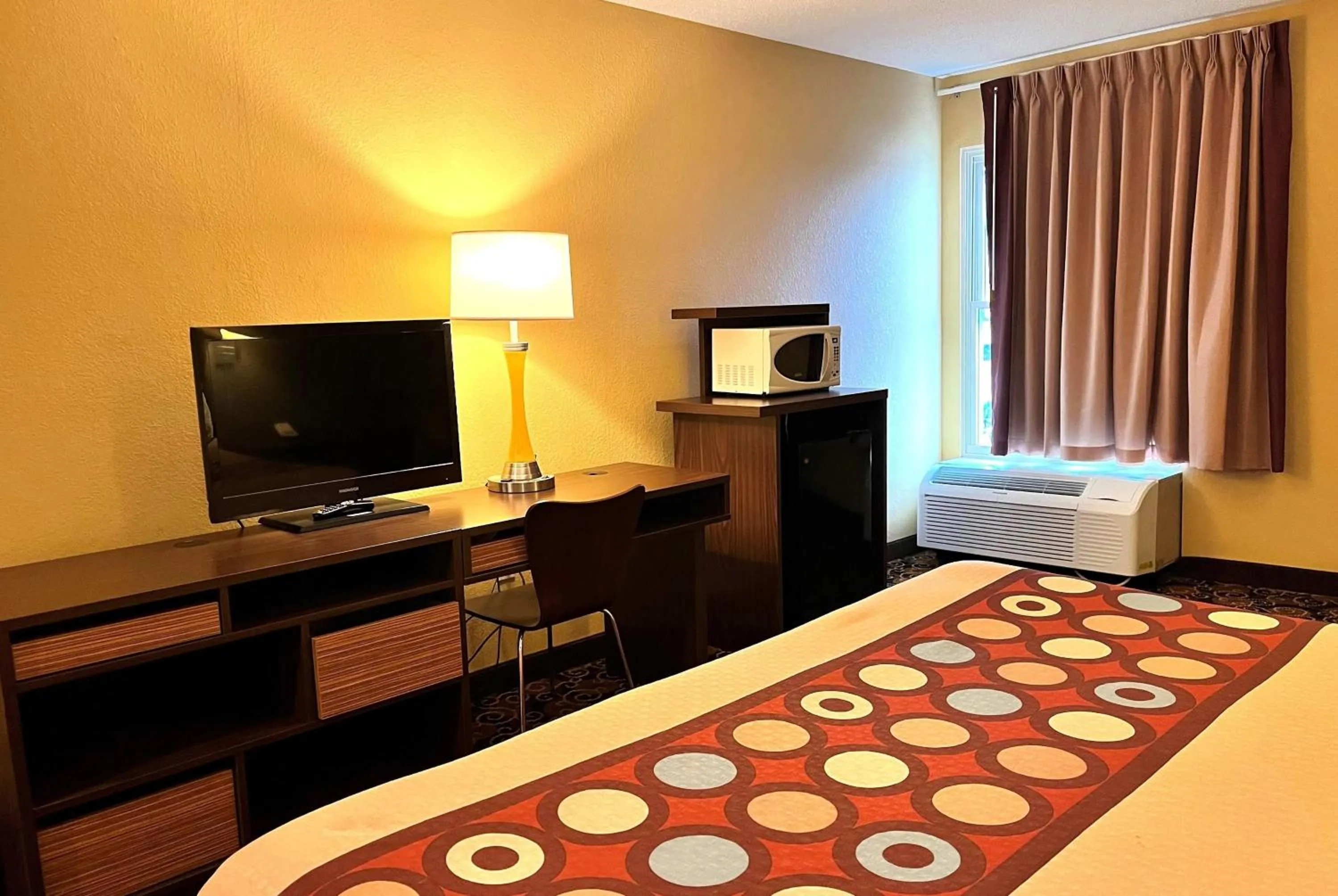 Photo of the whole room, Bed in Super 8 by Wyndham Evansville North