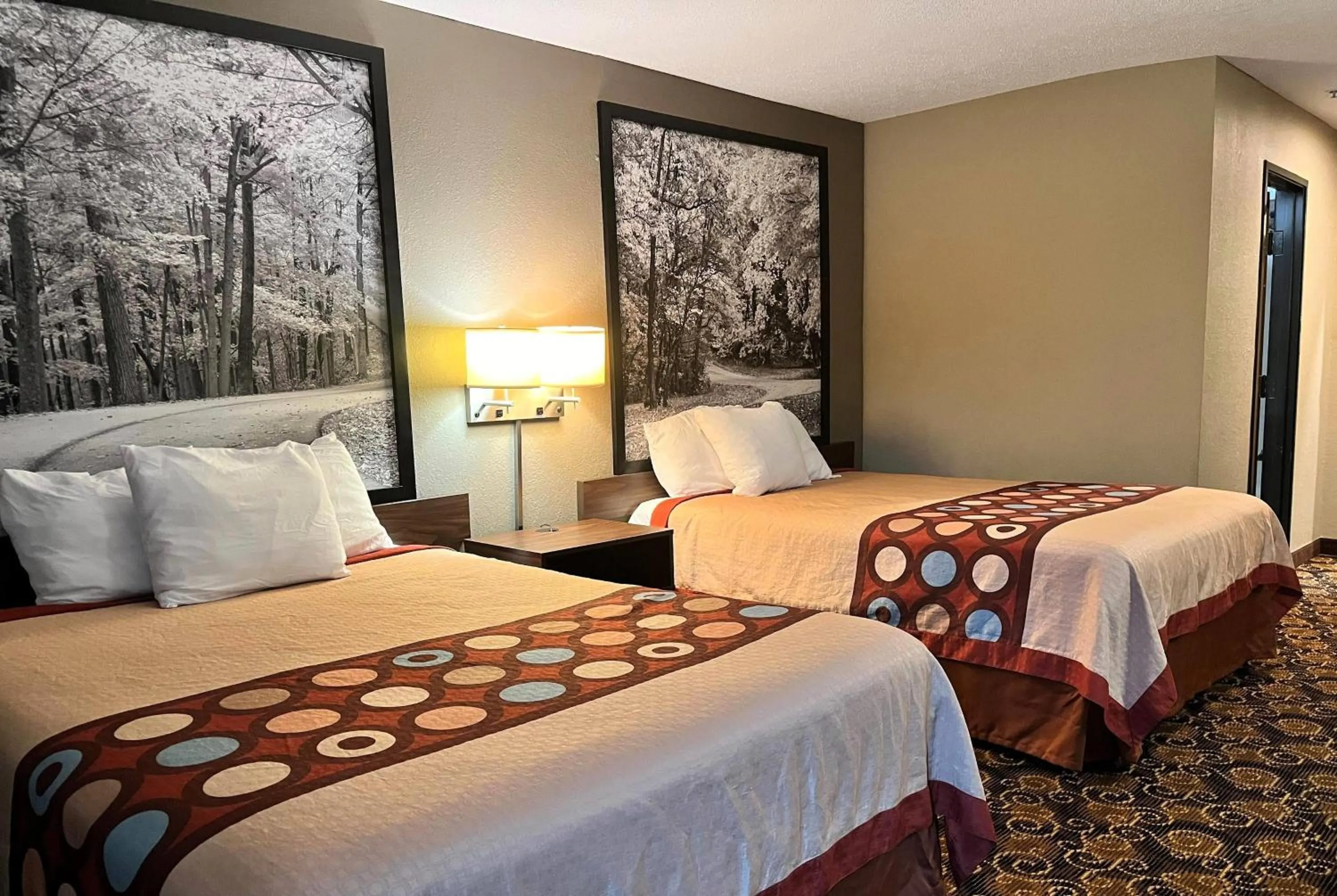 Photo of the whole room, Bed in Super 8 by Wyndham Evansville North