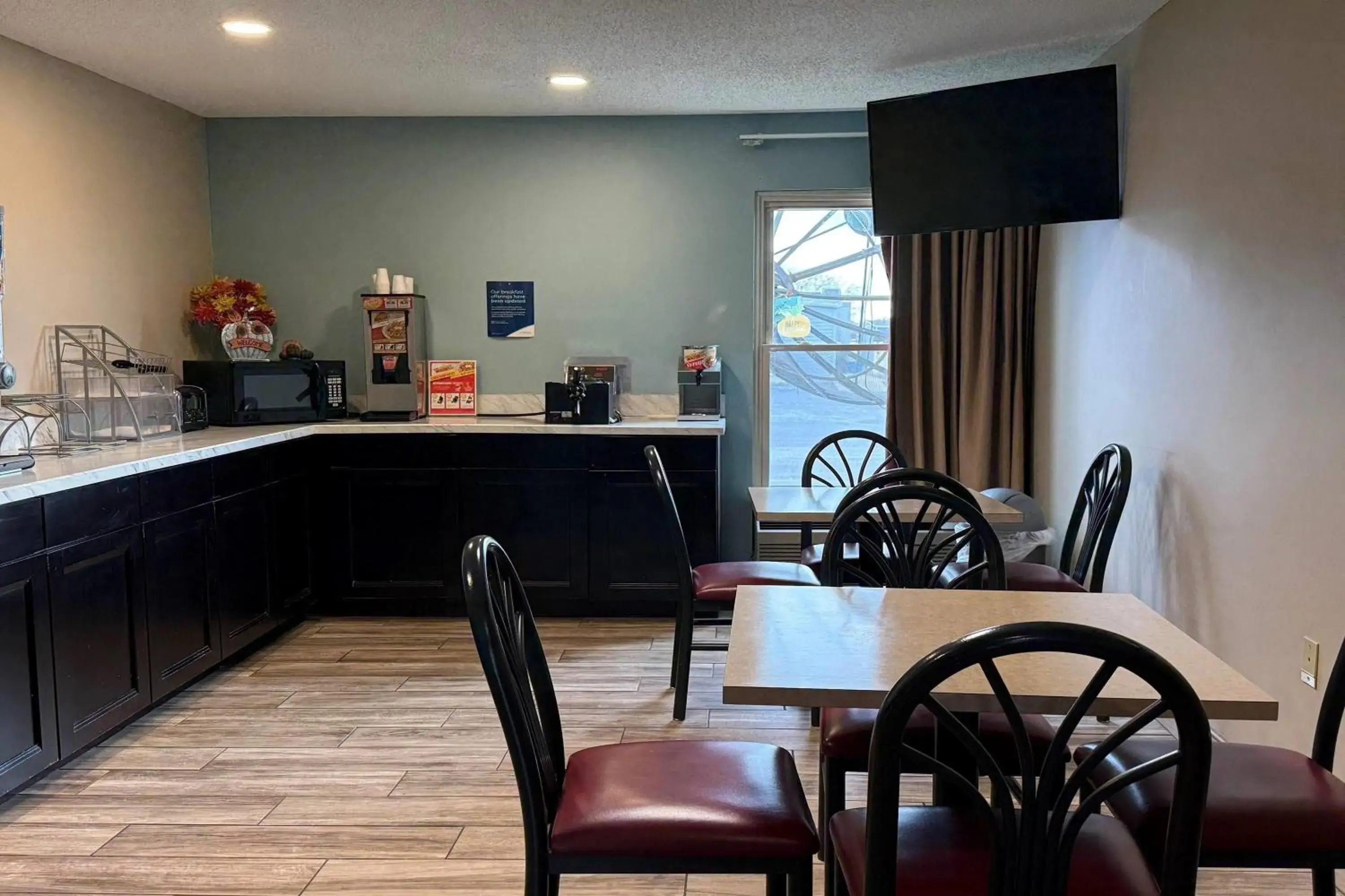 Property building in Super 8 by Wyndham Evansville North Property building in Super 8 by Wyndham Evansville North