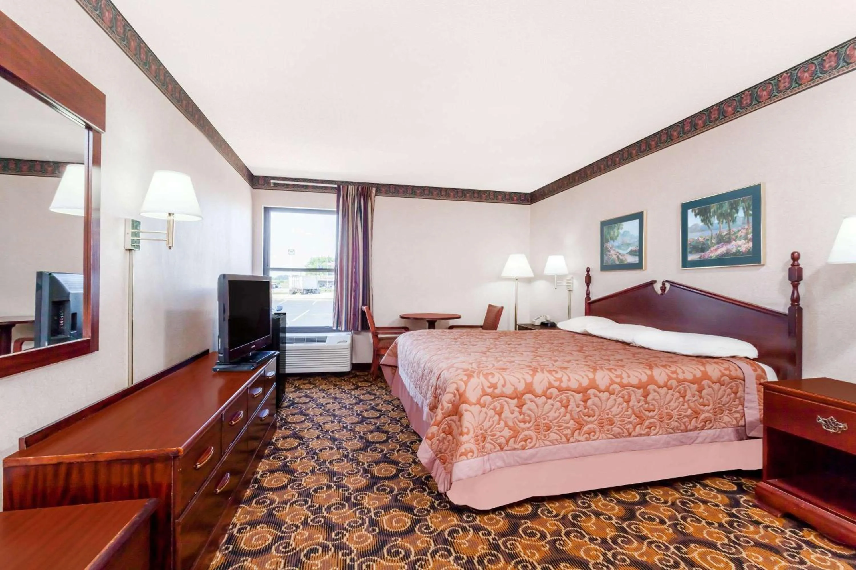 Photo of the whole room, Bed in Super 8 by Wyndham Evansville North