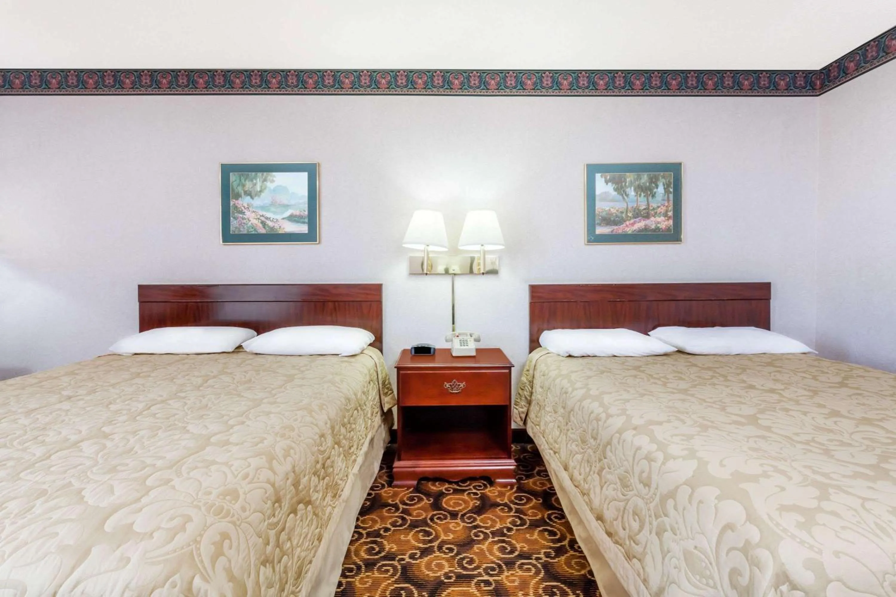 Photo of the whole room, Bed in Super 8 by Wyndham Evansville North