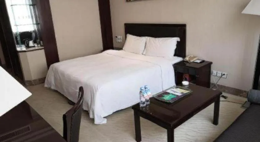 Bed in Dongguan Metropolitan Yijing Hotel