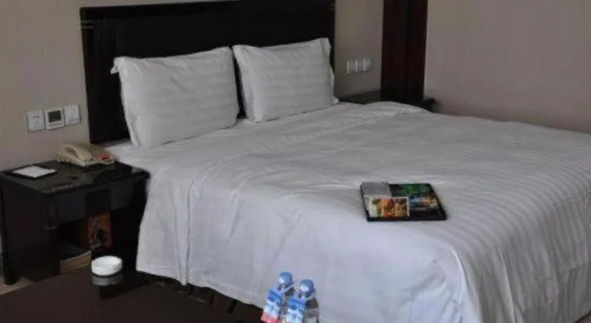 Bed in Dongguan Metropolitan Yijing Hotel