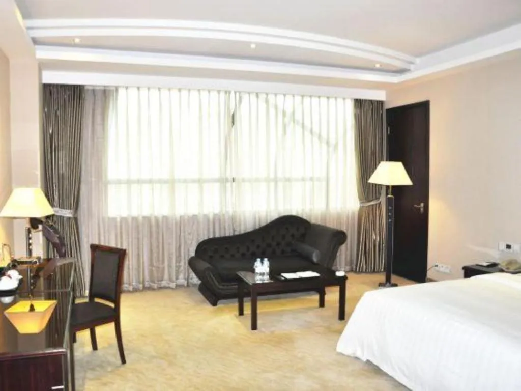 Bed in Dongguan Metropolitan Yijing Hotel