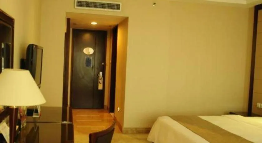 Bed in Dongguan Metropolitan Yijing Hotel