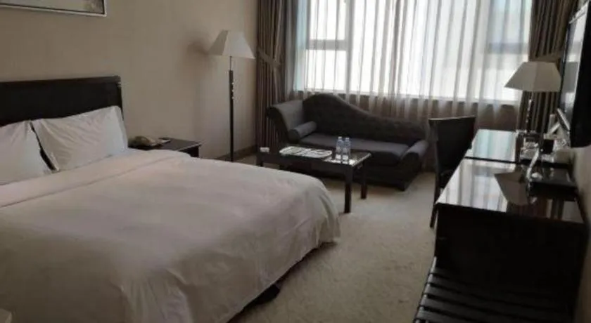 Bed in Dongguan Metropolitan Yijing Hotel