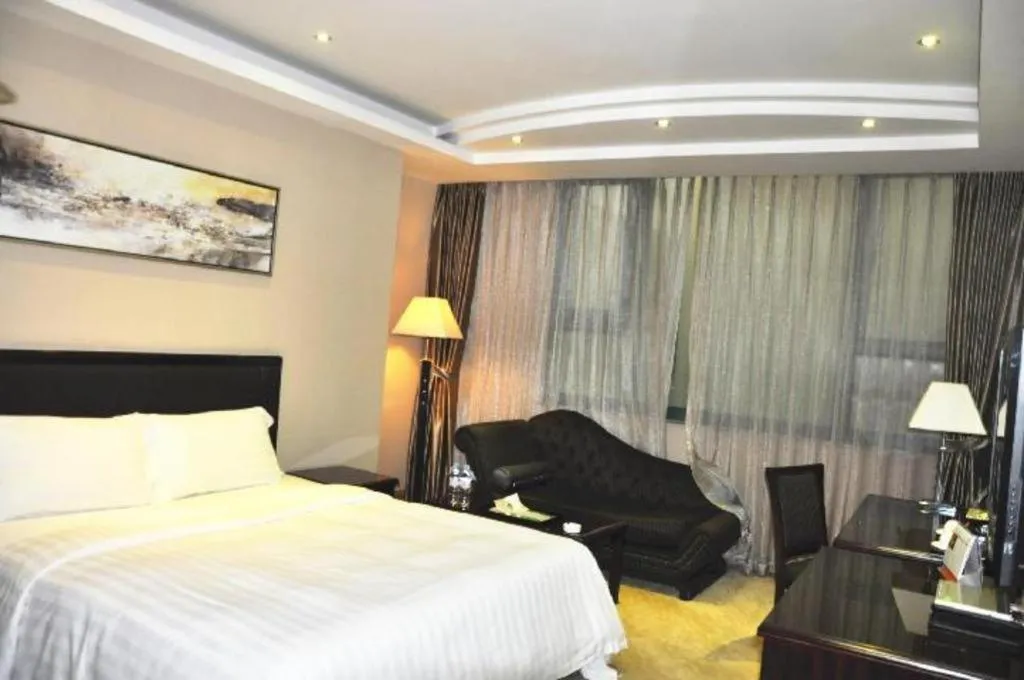 Bed in Dongguan Metropolitan Yijing Hotel