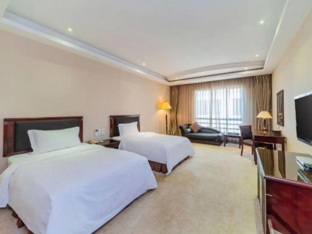 Bed in Dongguan Metropolitan Yijing Hotel