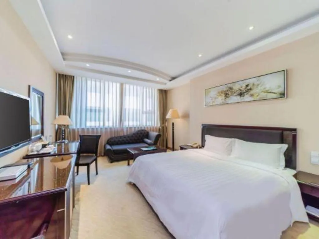 Bed in Dongguan Metropolitan Yijing Hotel