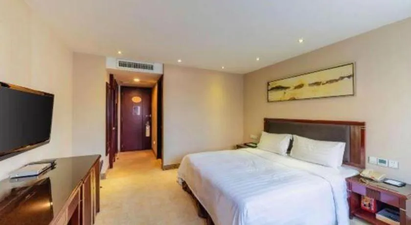 Bed in Dongguan Metropolitan Yijing Hotel