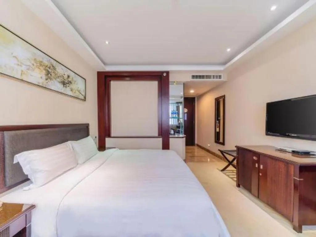 Bed in Dongguan Metropolitan Yijing Hotel