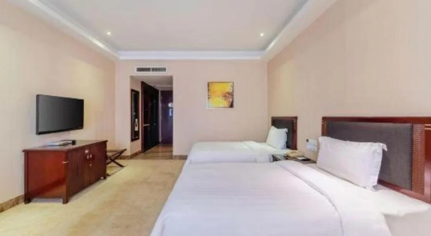 Bed in Dongguan Metropolitan Yijing Hotel