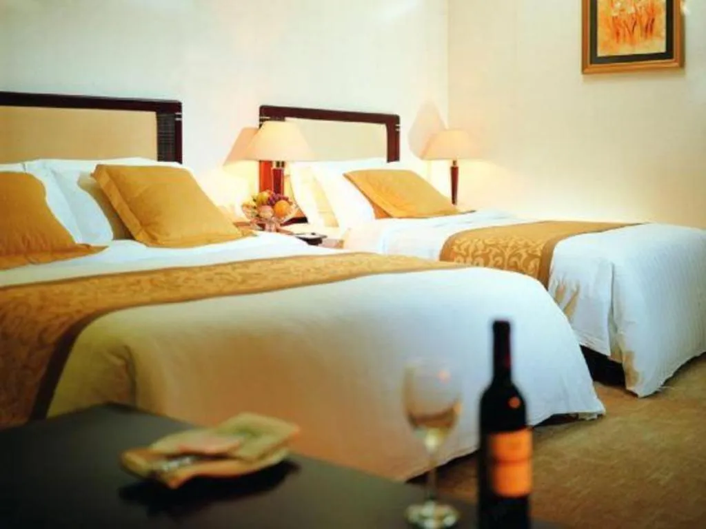 Bed in Dongguan Metropolitan Yijing Hotel