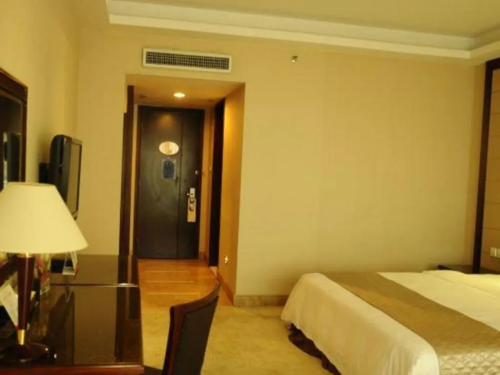 Bed in Dongguan Metropolitan Yijing Hotel