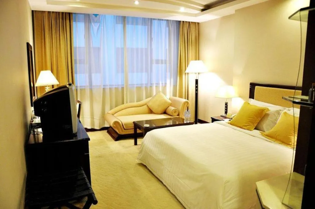 Bed in Dongguan Metropolitan Yijing Hotel