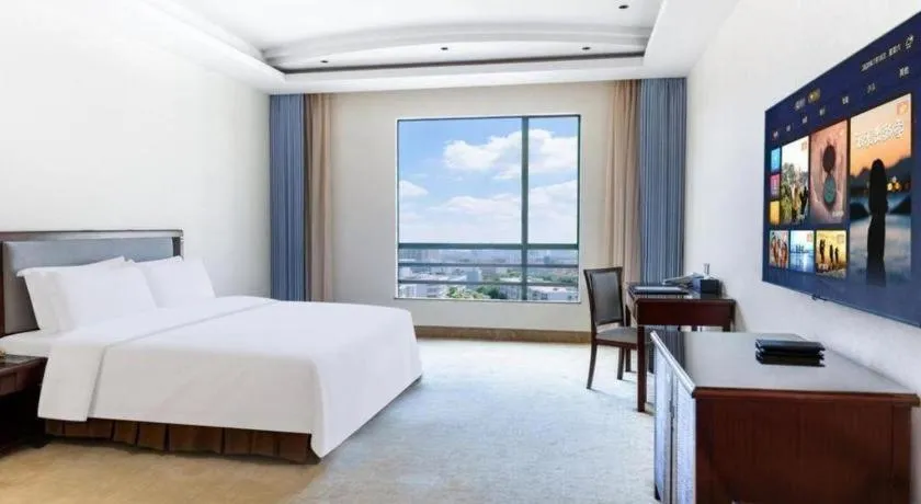 Bed in Dongguan Metropolitan Yijing Hotel