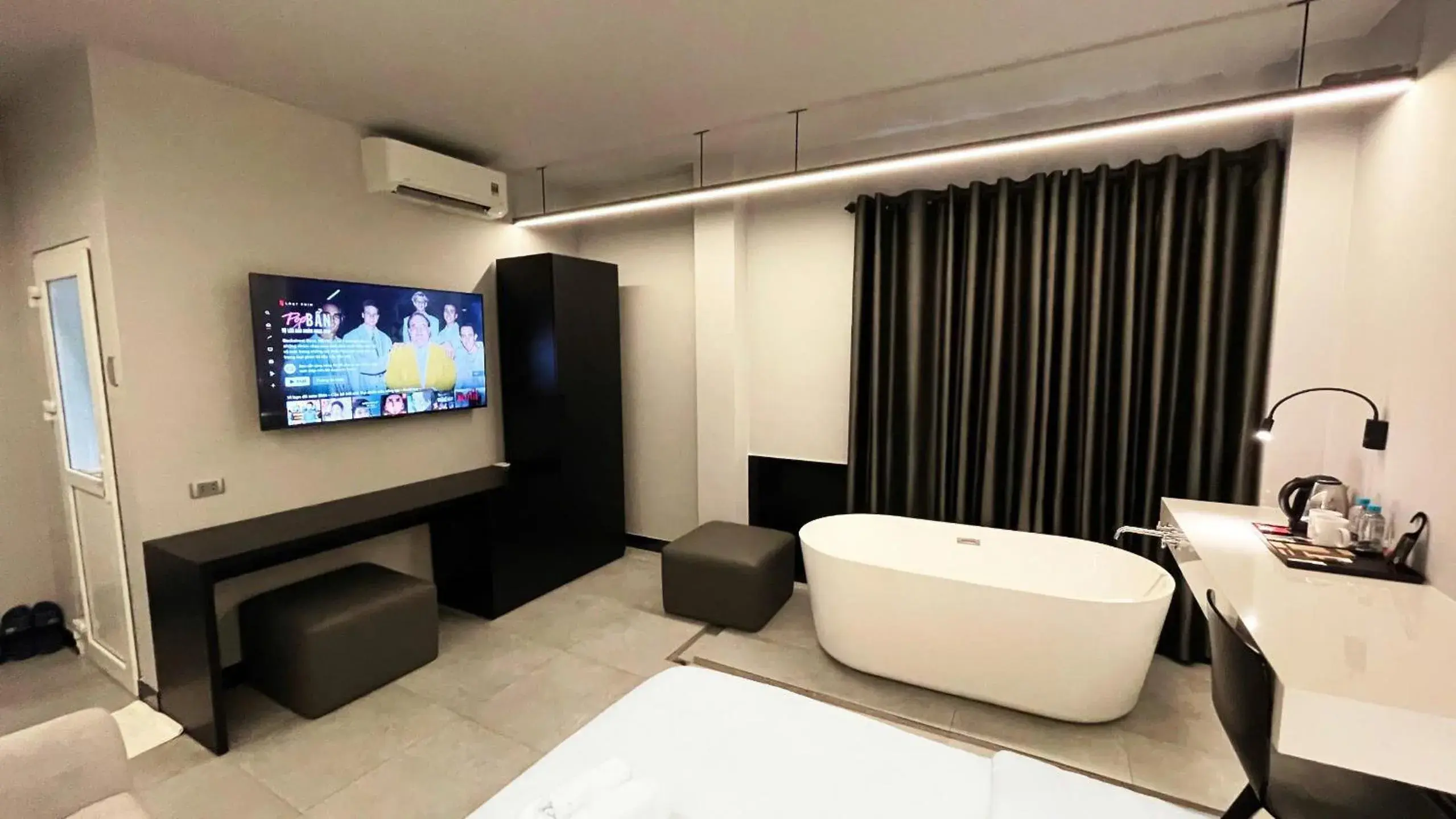 Shower, Bed in A In Hotel Atistar Shower, Bed in A In Hotel Atistar