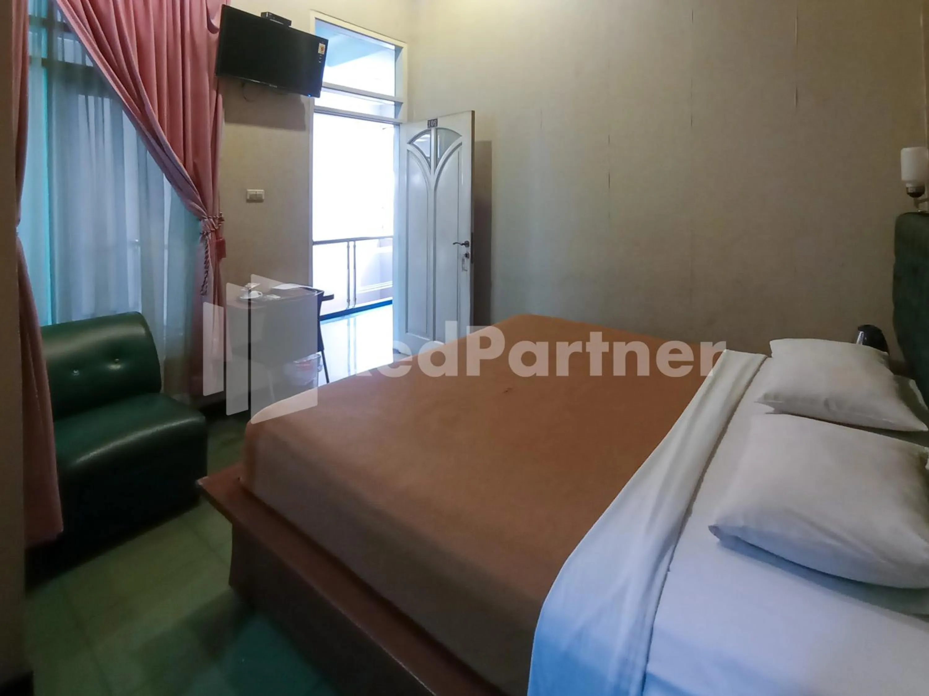 Bedroom, Bed in Nillo Hotel Kebumen Mitra RedDoorz