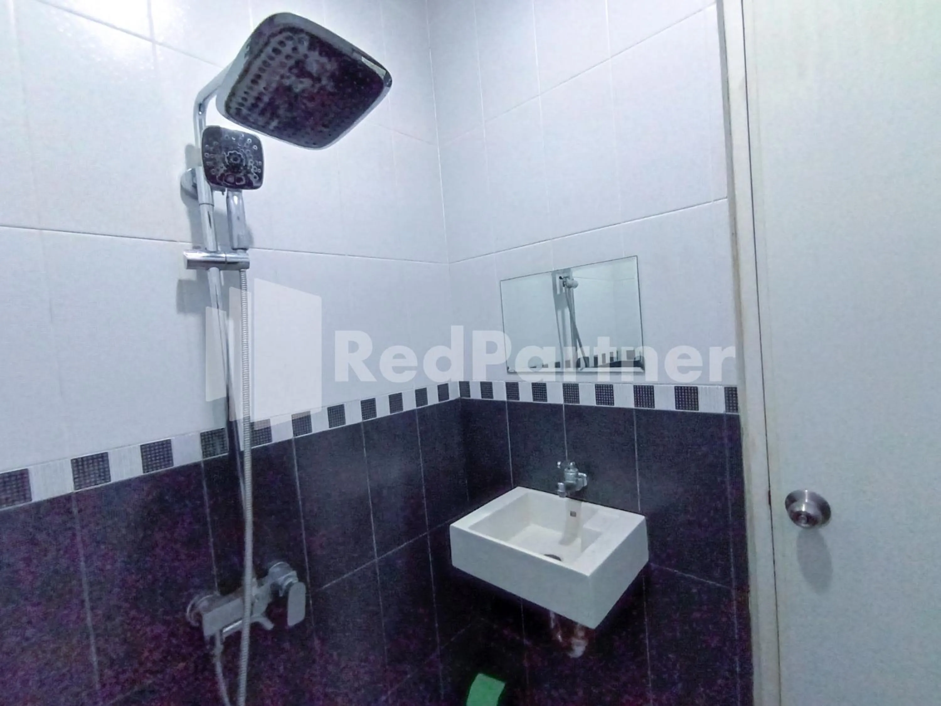 Bathroom in Nillo Hotel Kebumen Mitra RedDoorz