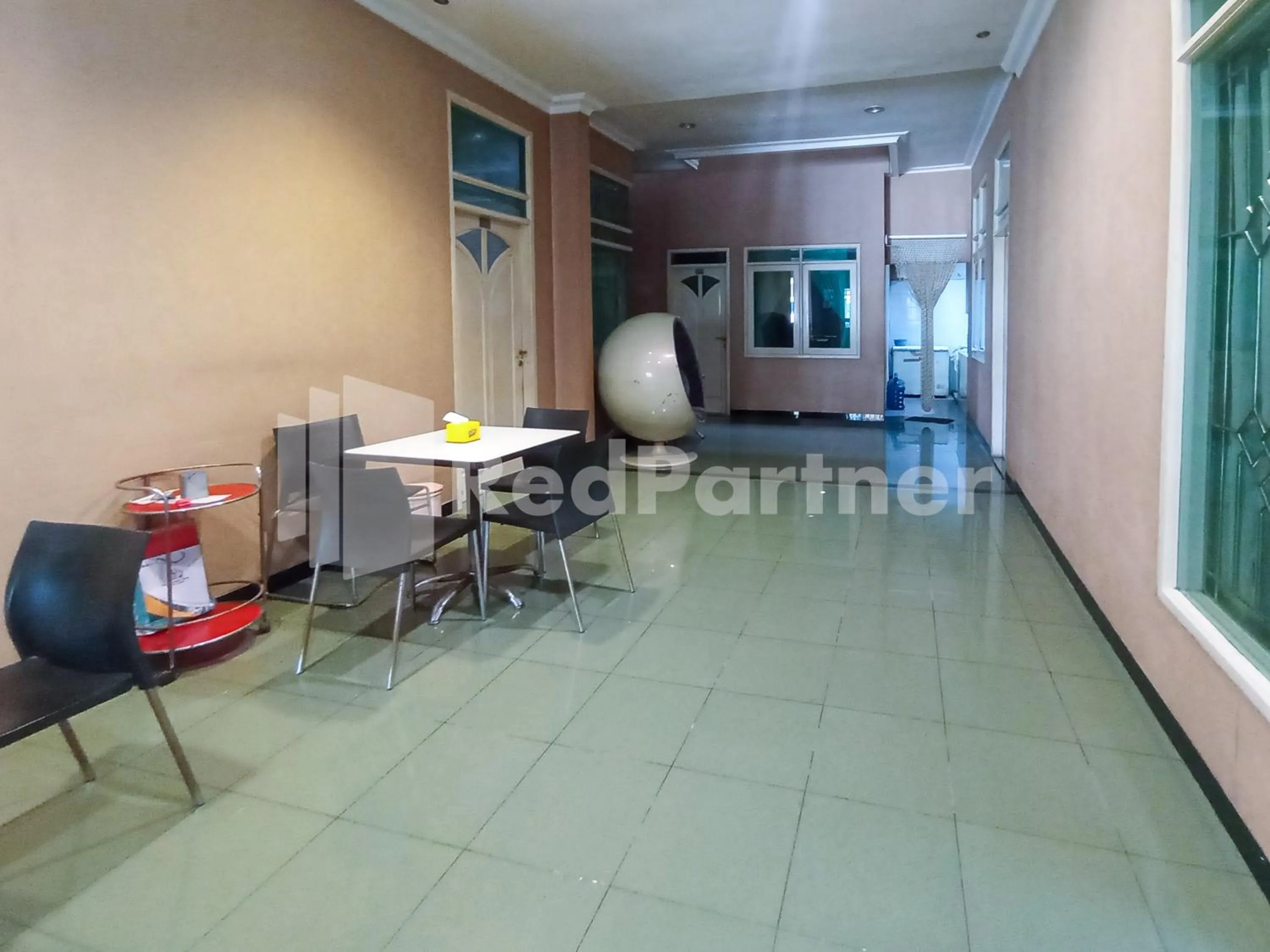 Seating area in Nillo Hotel Kebumen Mitra RedDoorz