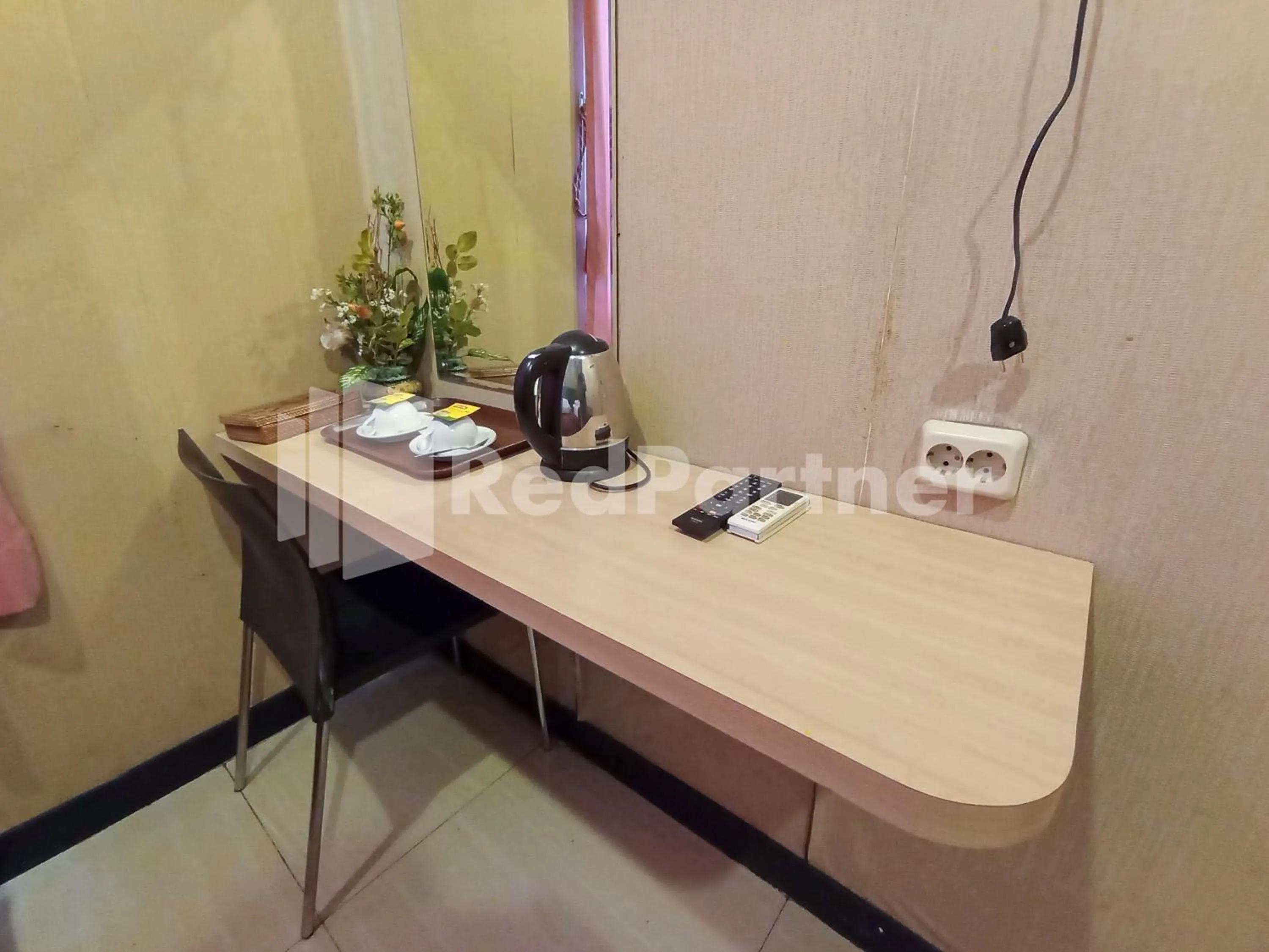 Coffee/tea facilities in Nillo Hotel Kebumen Mitra RedDoorz