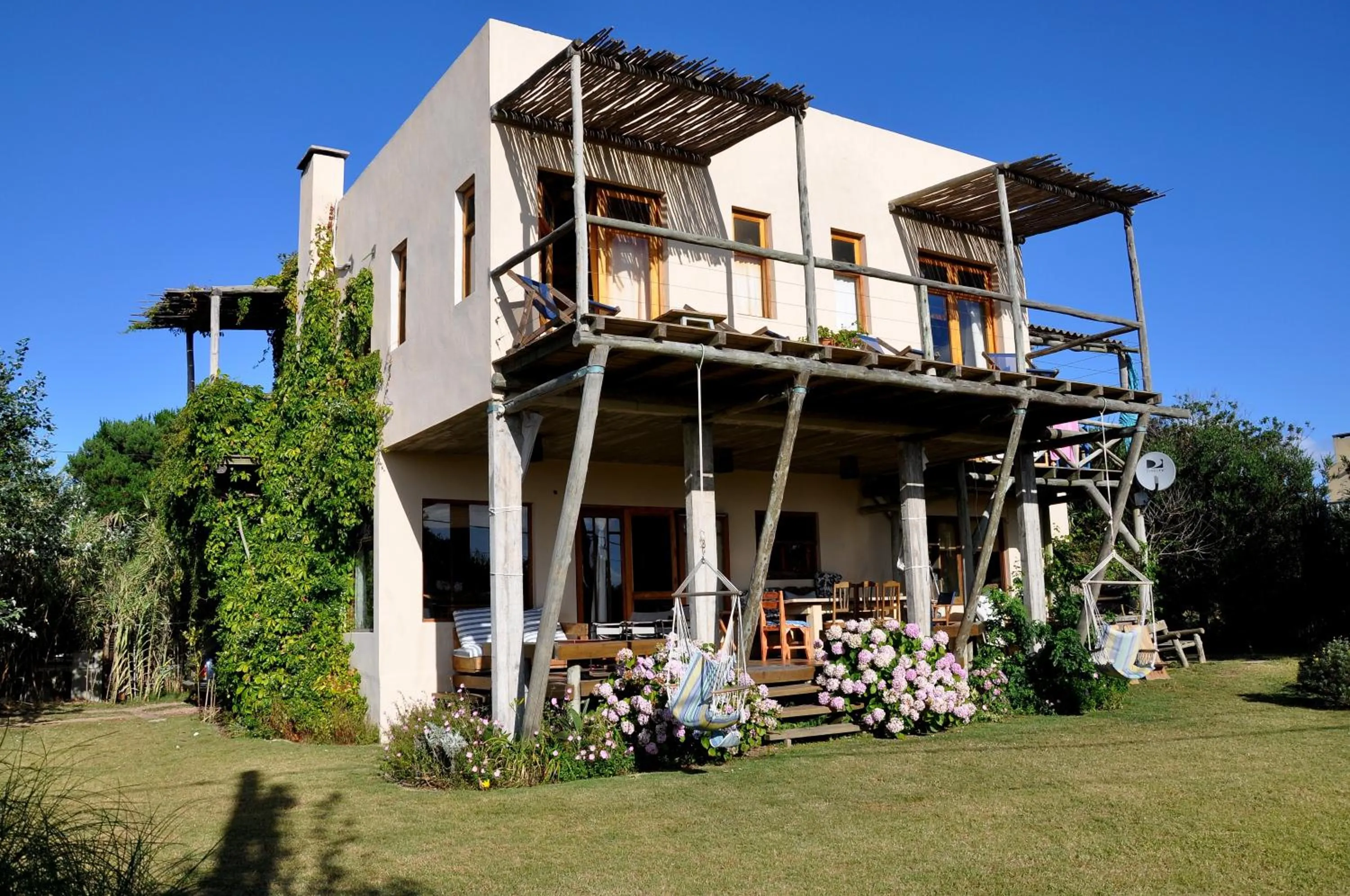 Facade/entrance in Hale Lau