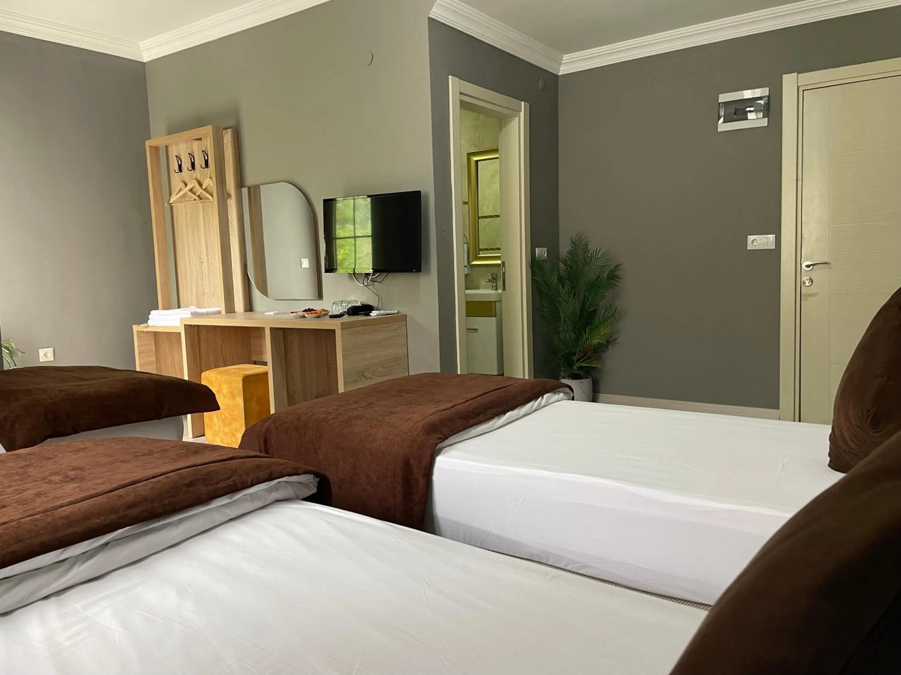 Communal lounge/ TV room, Bed in PUGARi HOTEL