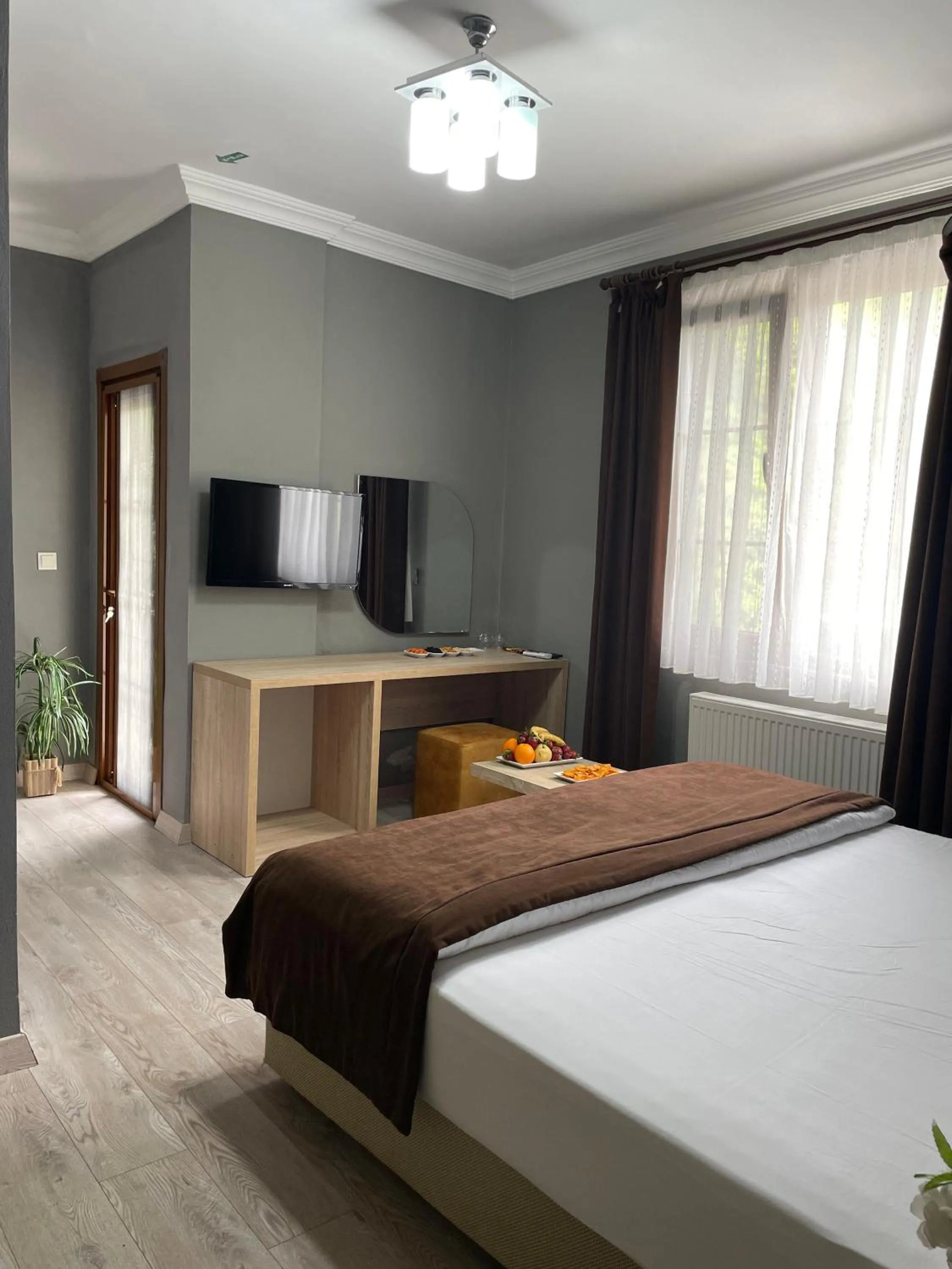 Communal lounge/ TV room, Bed in PUGARi HOTEL