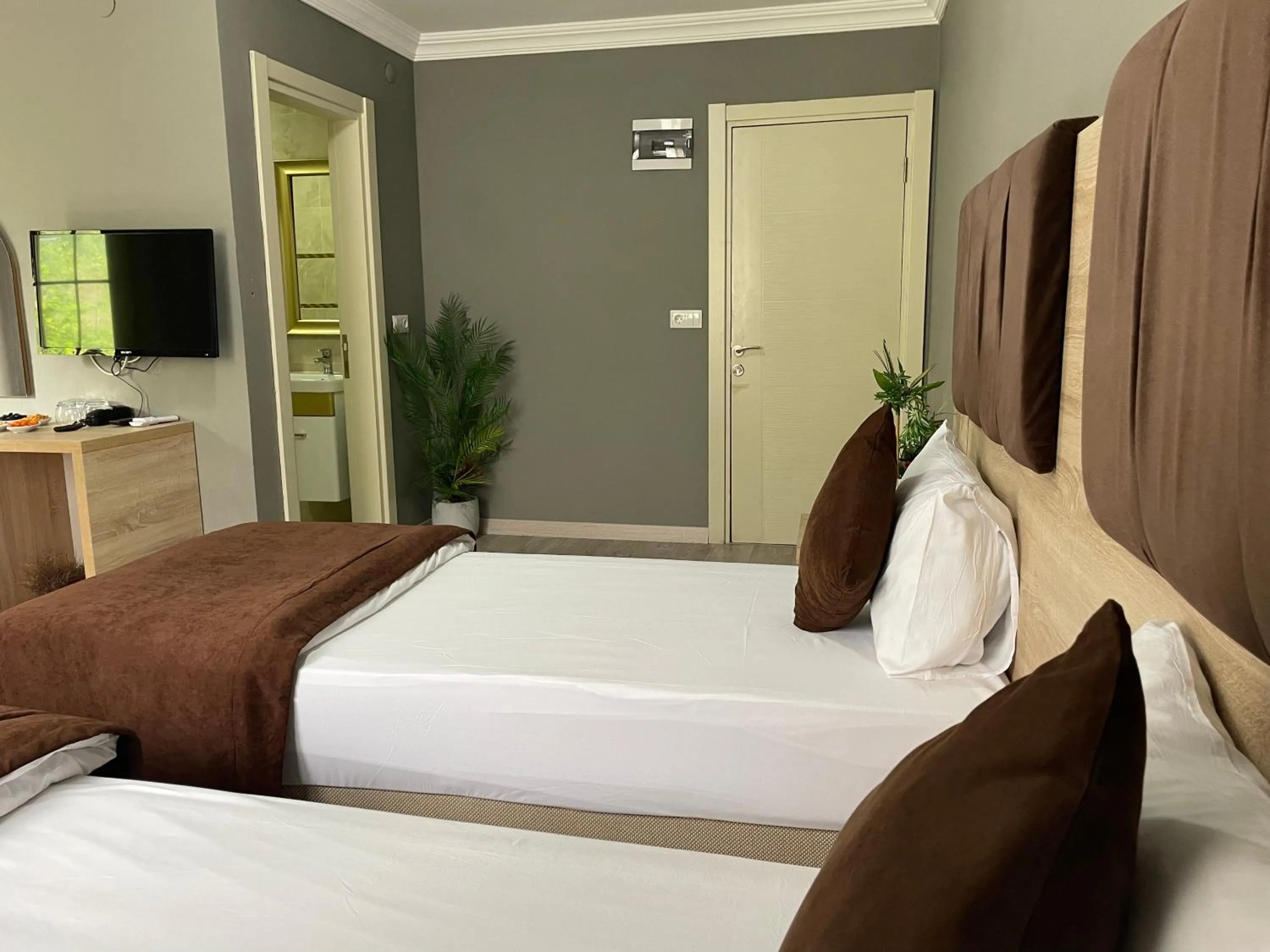 Communal lounge/ TV room, Bed in PUGARi HOTEL