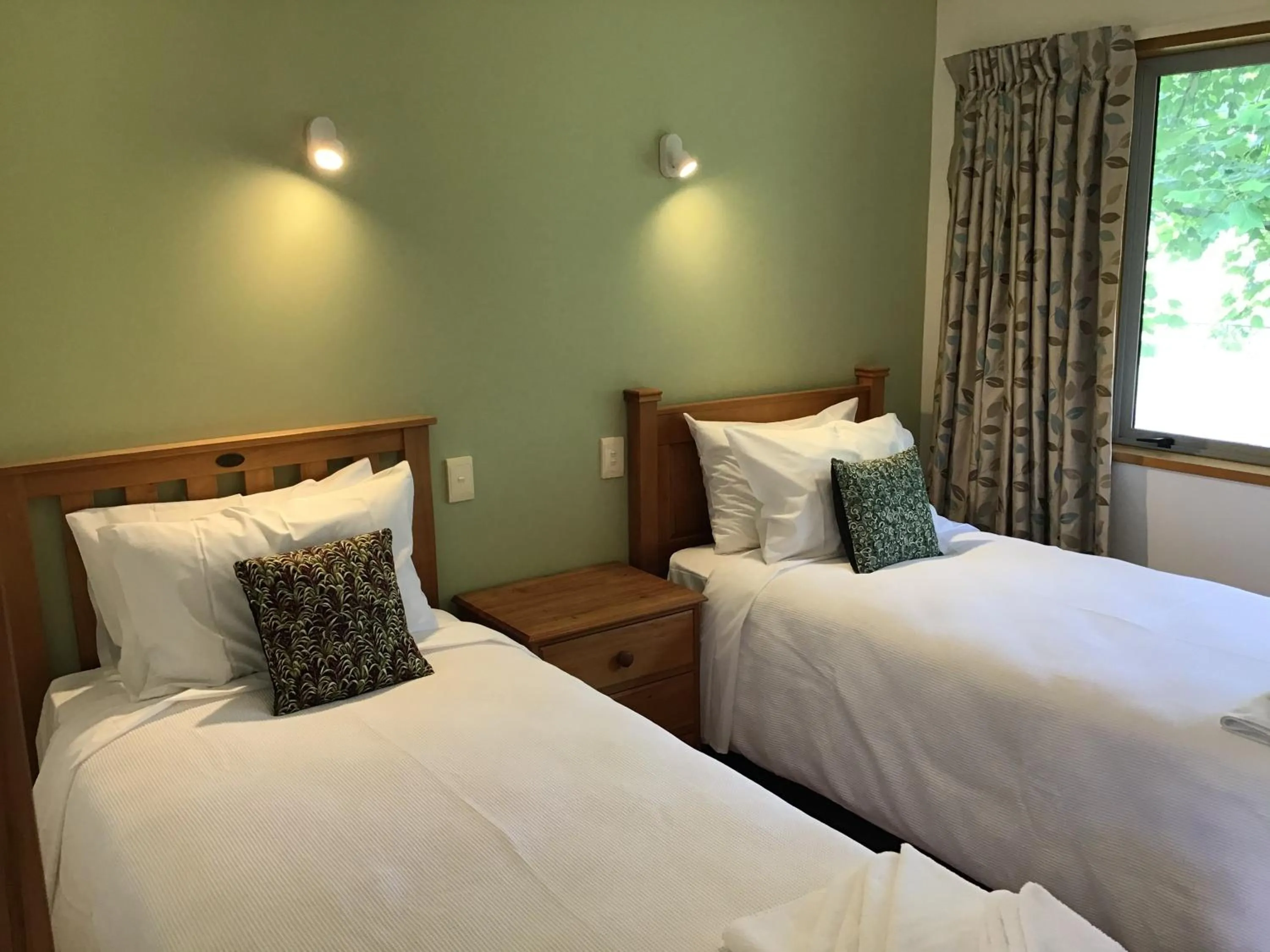 Deluxe Two-Bedroom Suite in Woodland Glen Lodge B&B