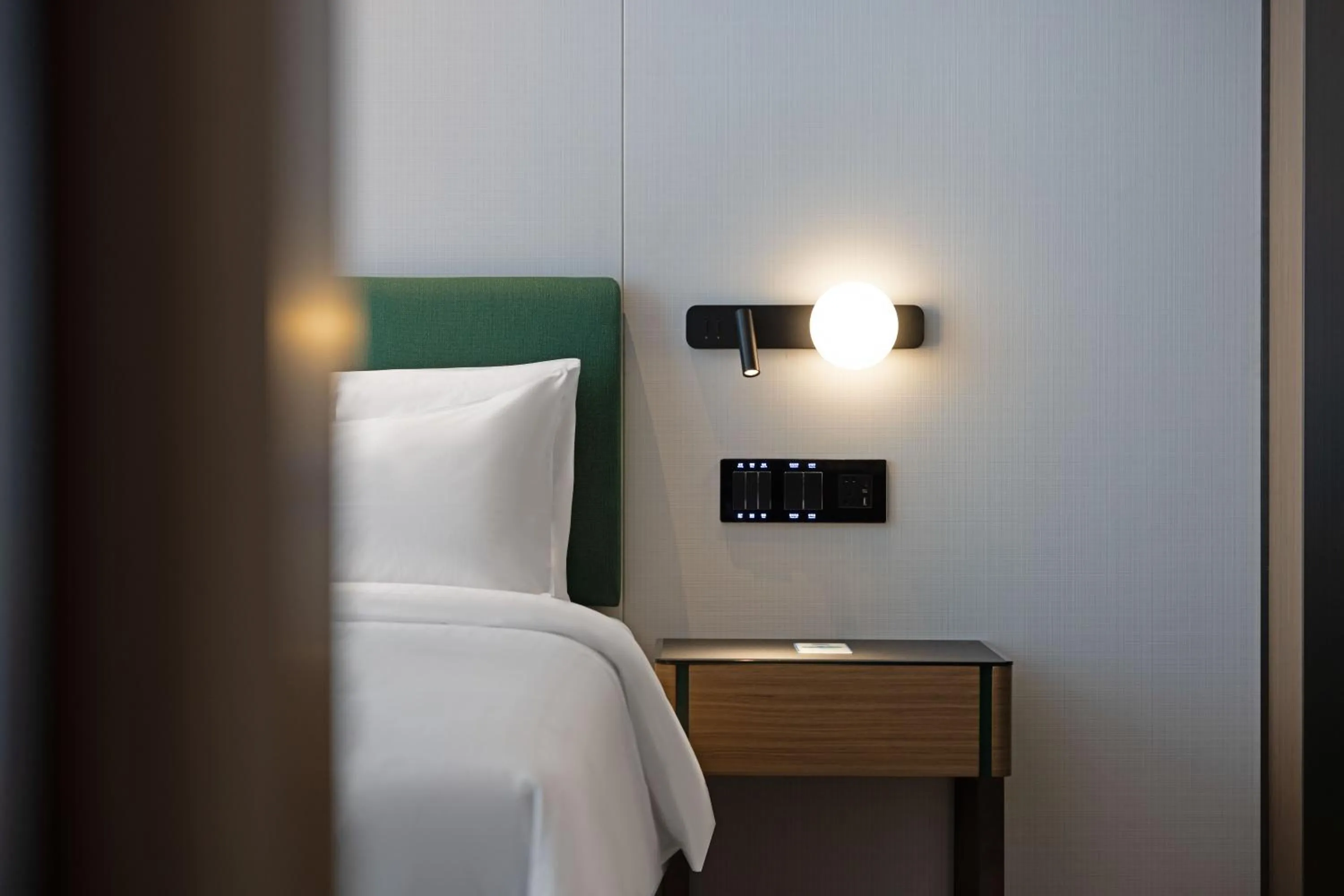 Bedroom, Bed in Hampton by Hilton Dongguan Liaobu Songshan Lake Avenue