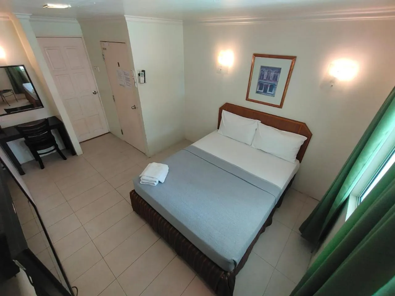 Bed in TRAVELLERS LODGE