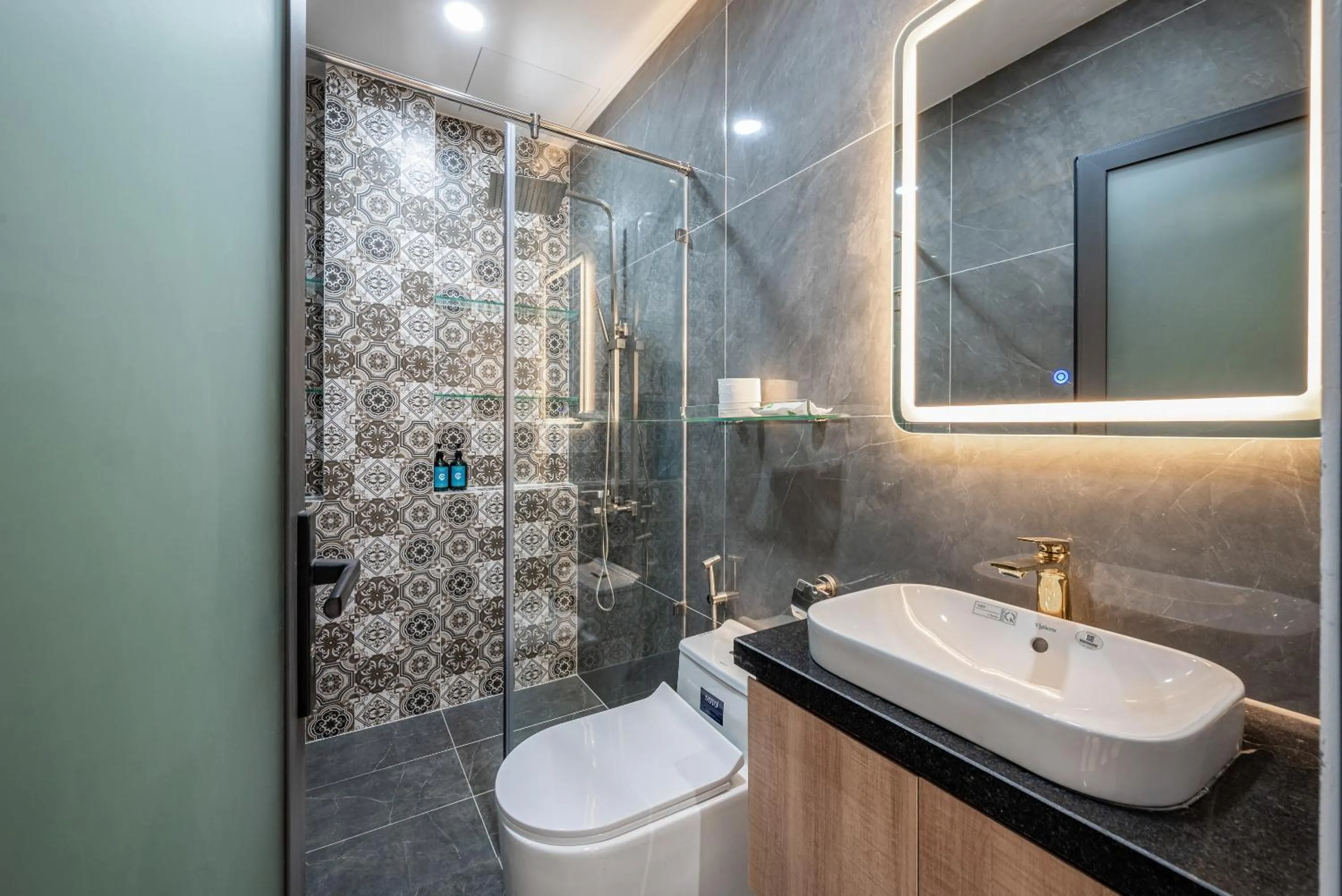 Shower in Cozrum Home - Daisy House