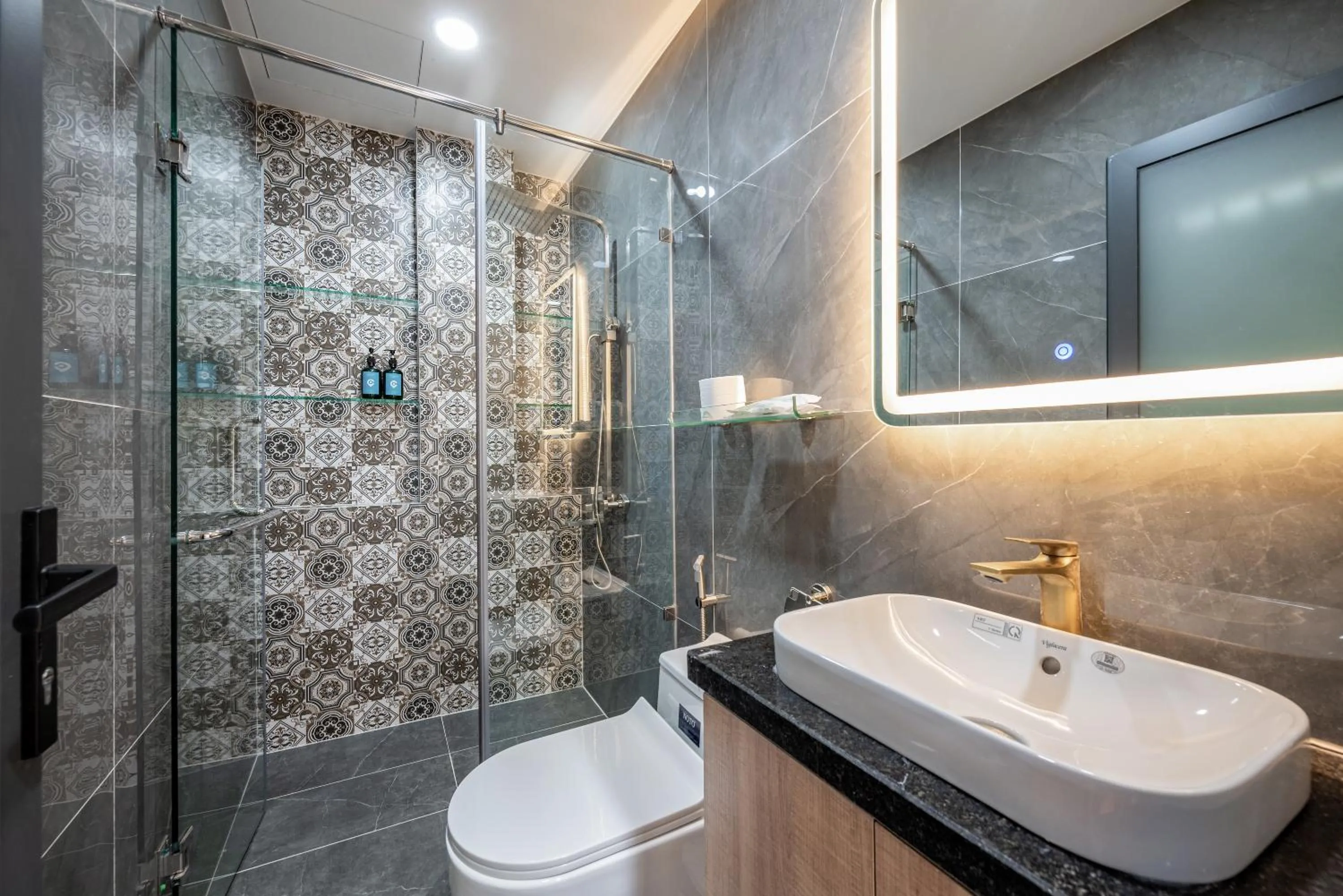 Shower in Cozrum Home - Daisy House