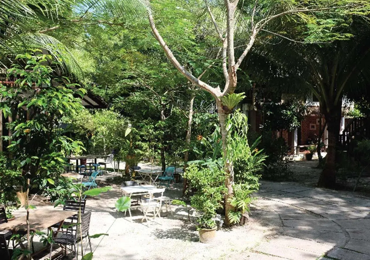 Restaurant/places to eat in Panji Panji Tropical Wooden Home Restaurant/places to eat in Panji Panji Tropical Wooden Home