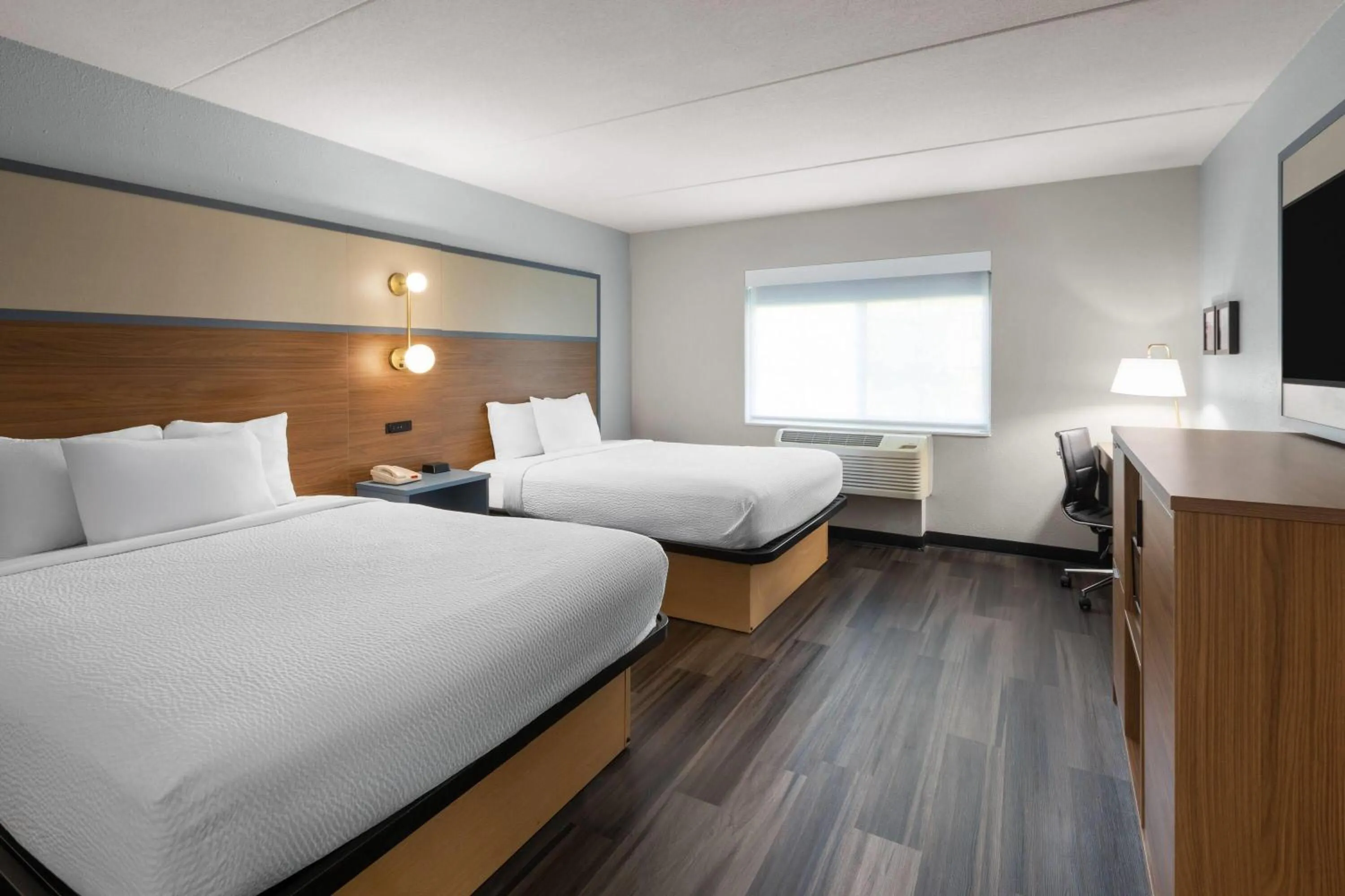 Photo of the whole room, Bed in AmericInn by Wyndham Douglas/Saugatuck