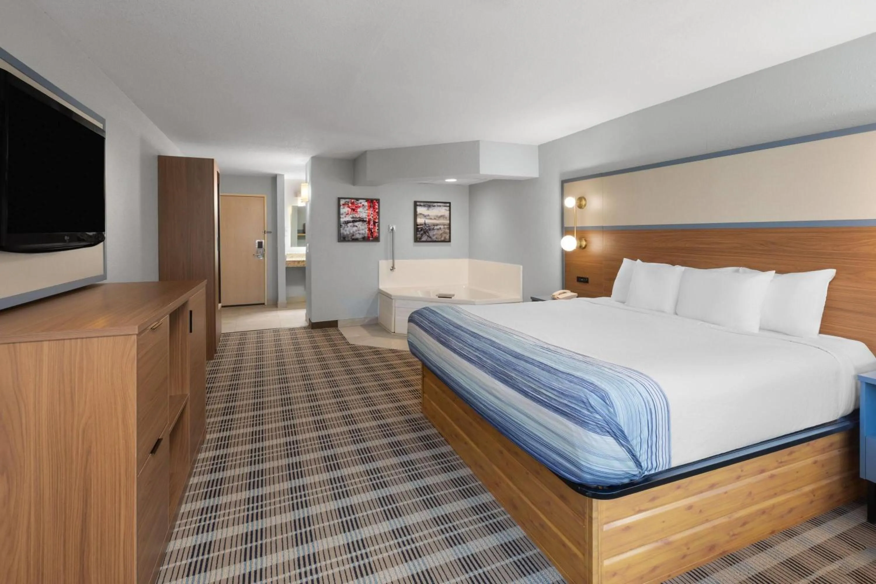 Bath, Bed in AmericInn by Wyndham Douglas/Saugatuck