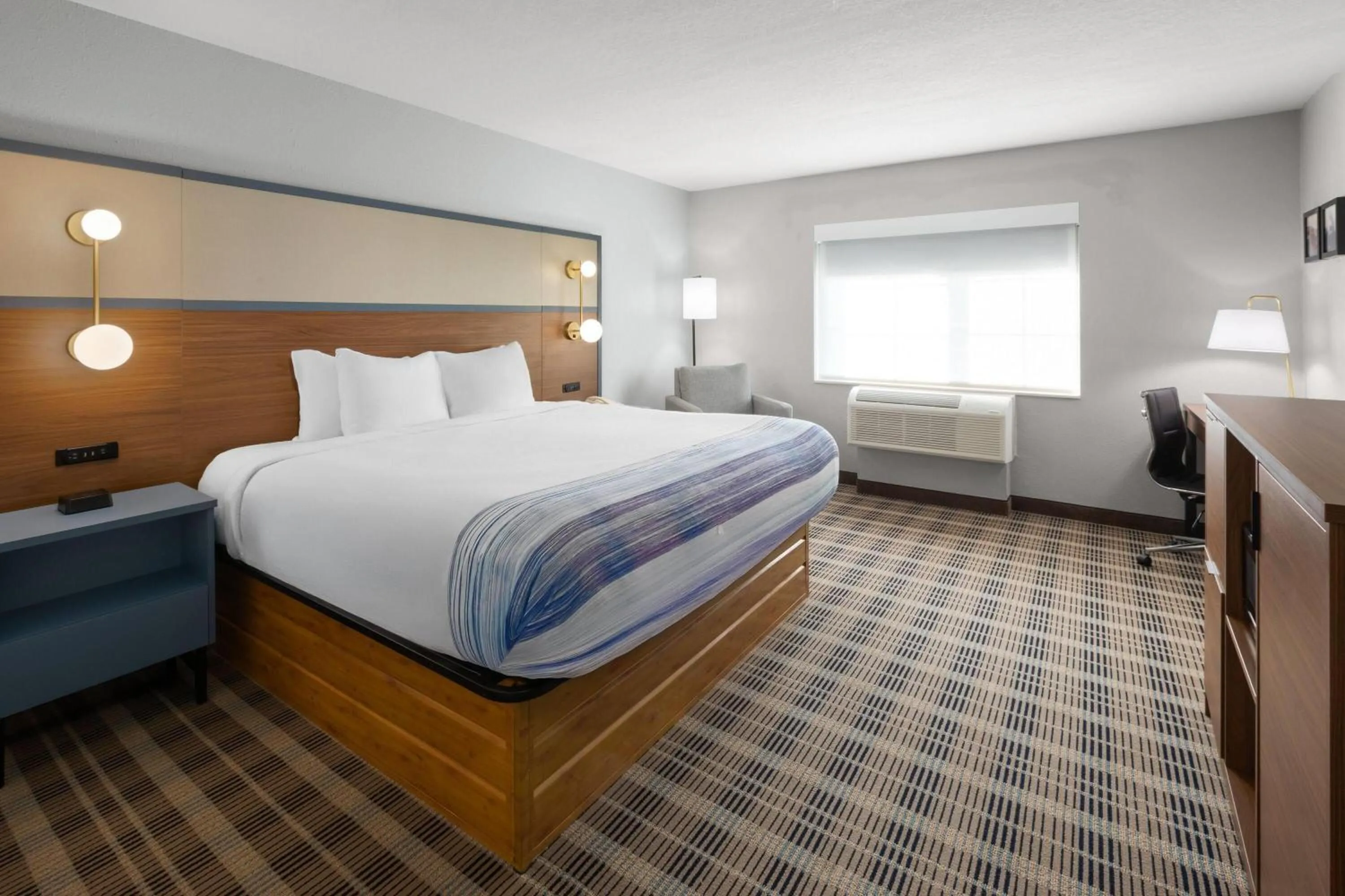 Photo of the whole room, Bed in AmericInn by Wyndham Douglas/Saugatuck
