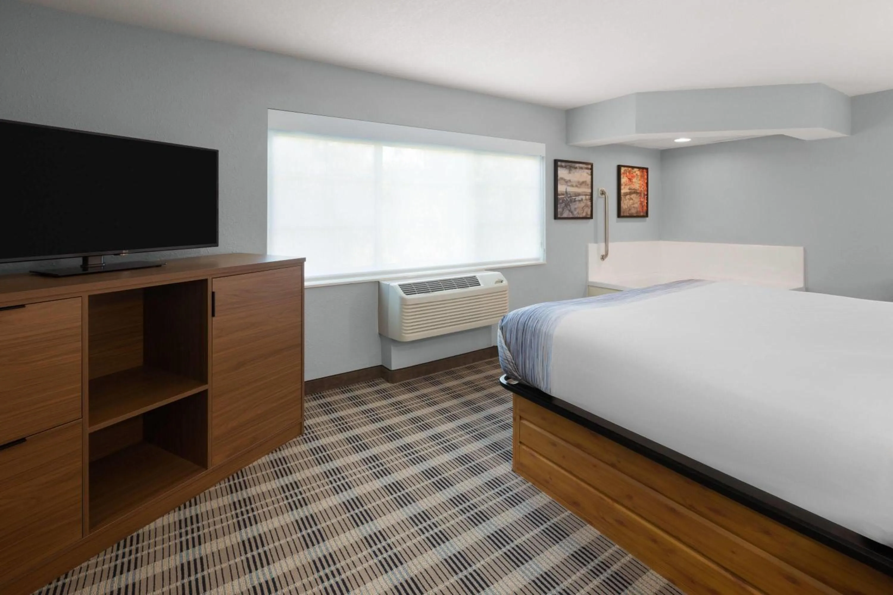 Photo of the whole room, Bed in AmericInn by Wyndham Douglas/Saugatuck