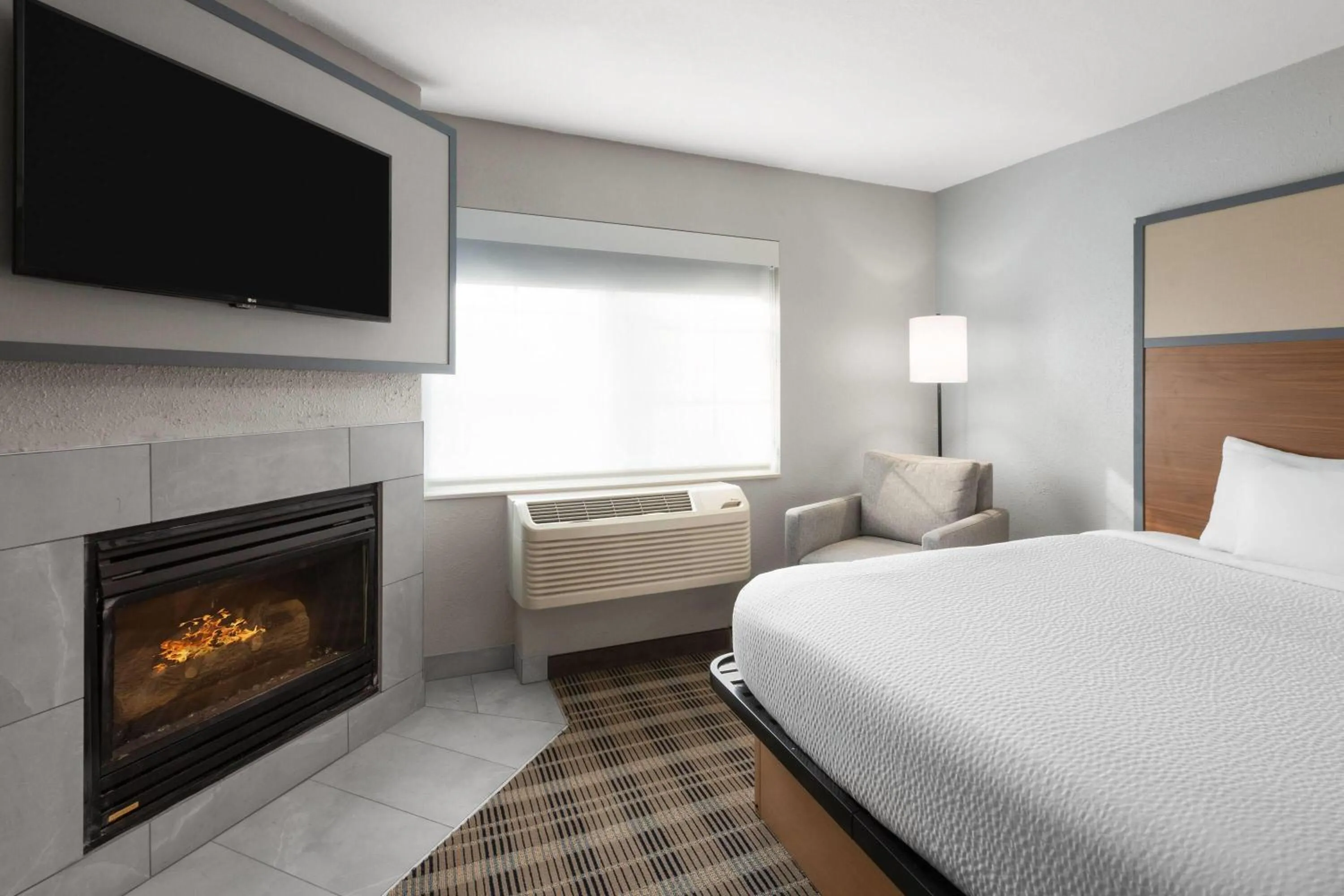 Photo of the whole room, Bed in AmericInn by Wyndham Douglas/Saugatuck