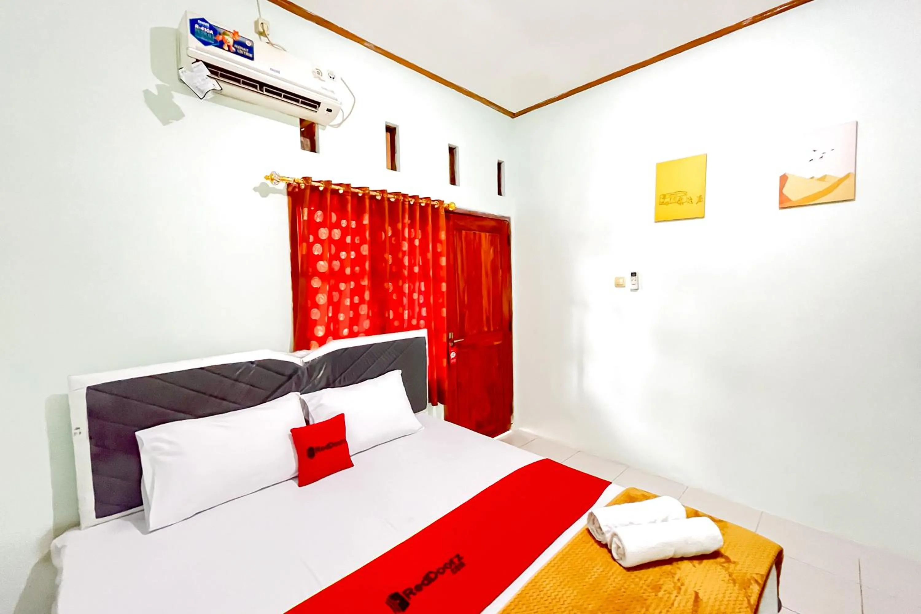 Bedroom, Bed in RedDoorz Syariah near RS Bhayangkara Nganjuk
